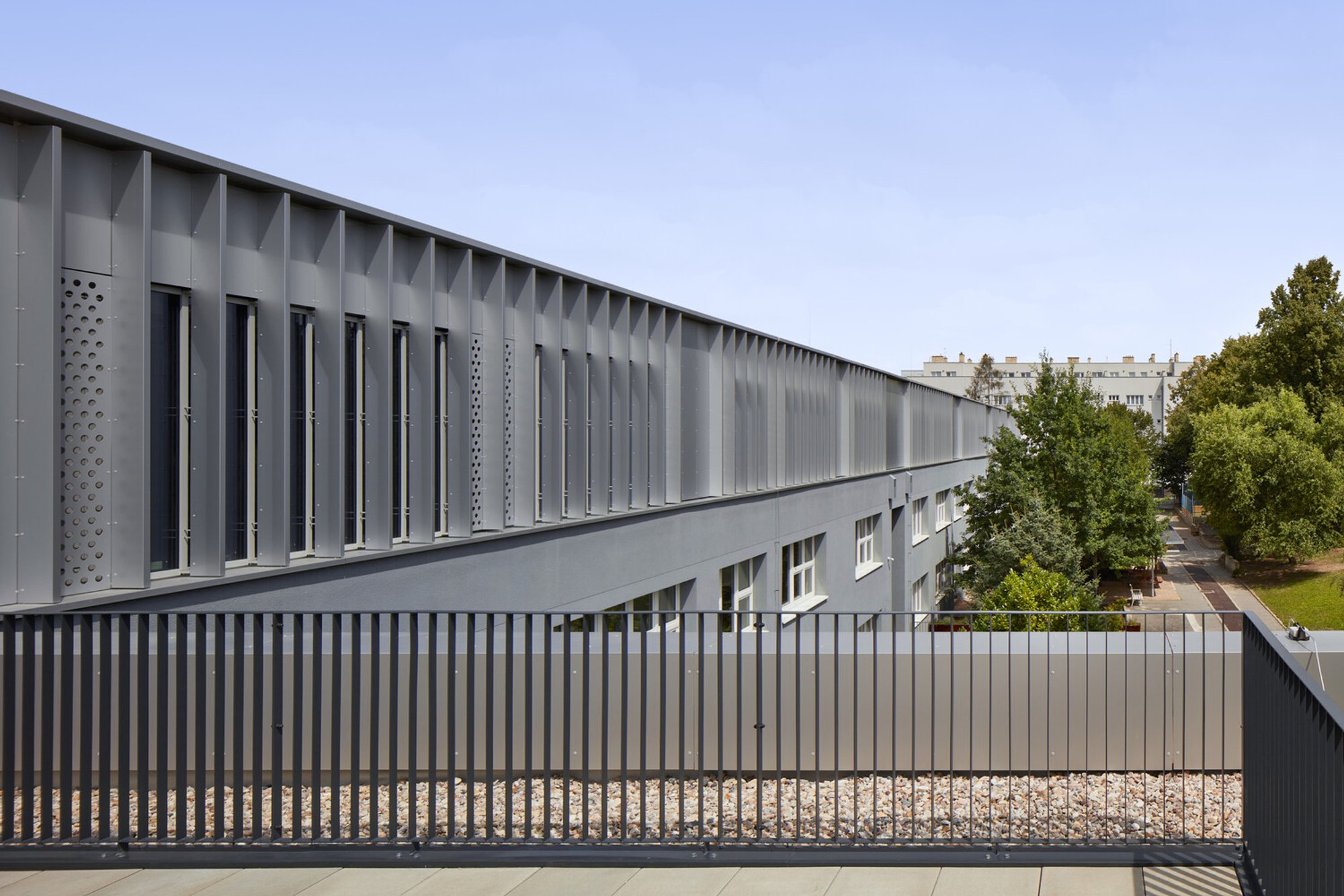 Montessori School Architecture in Prague: Duhovka Elementary School by ra15