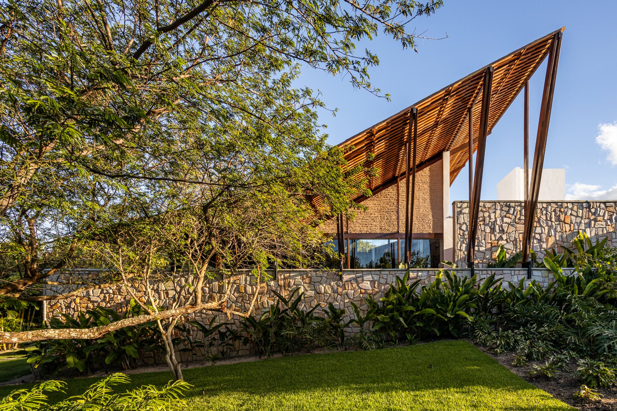 Discreet House by Jirau Arquitetura: A Harmonious Blend of Simplicity, Sustainability, and Local Craftsmanship