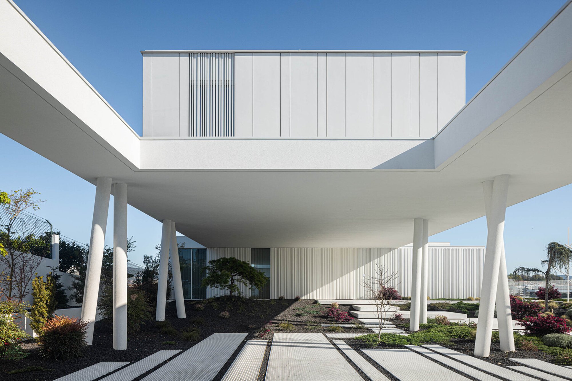 RiscoWhite House by Risco Singular Arquitectura: A Harmonious Blend of Modern Design and Natural Beauty
