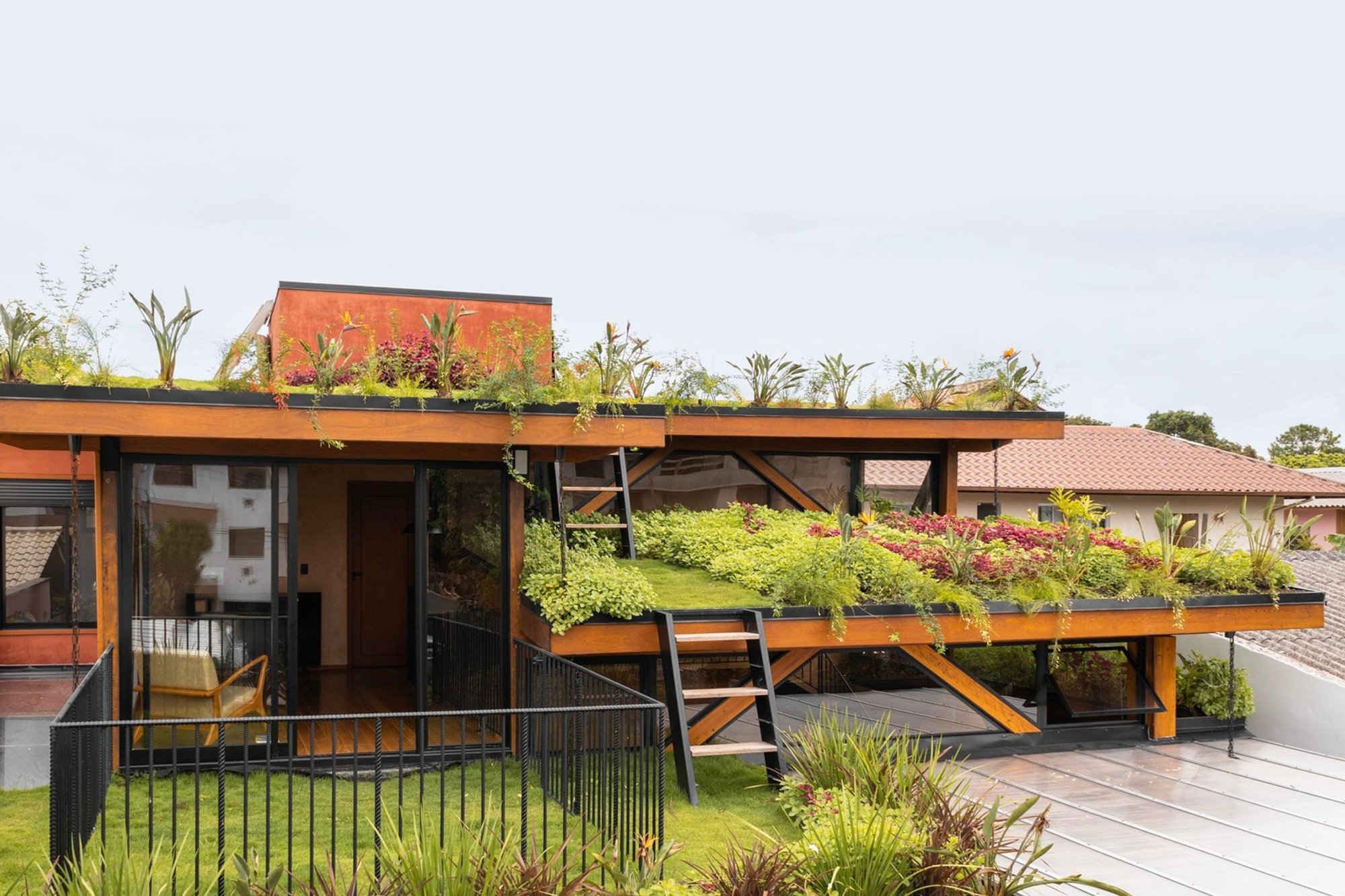 Abacateiro House by Baixo Impacto Arquitetura: A Harmonious Blend of Bioclimatic Design and Raw Materiality