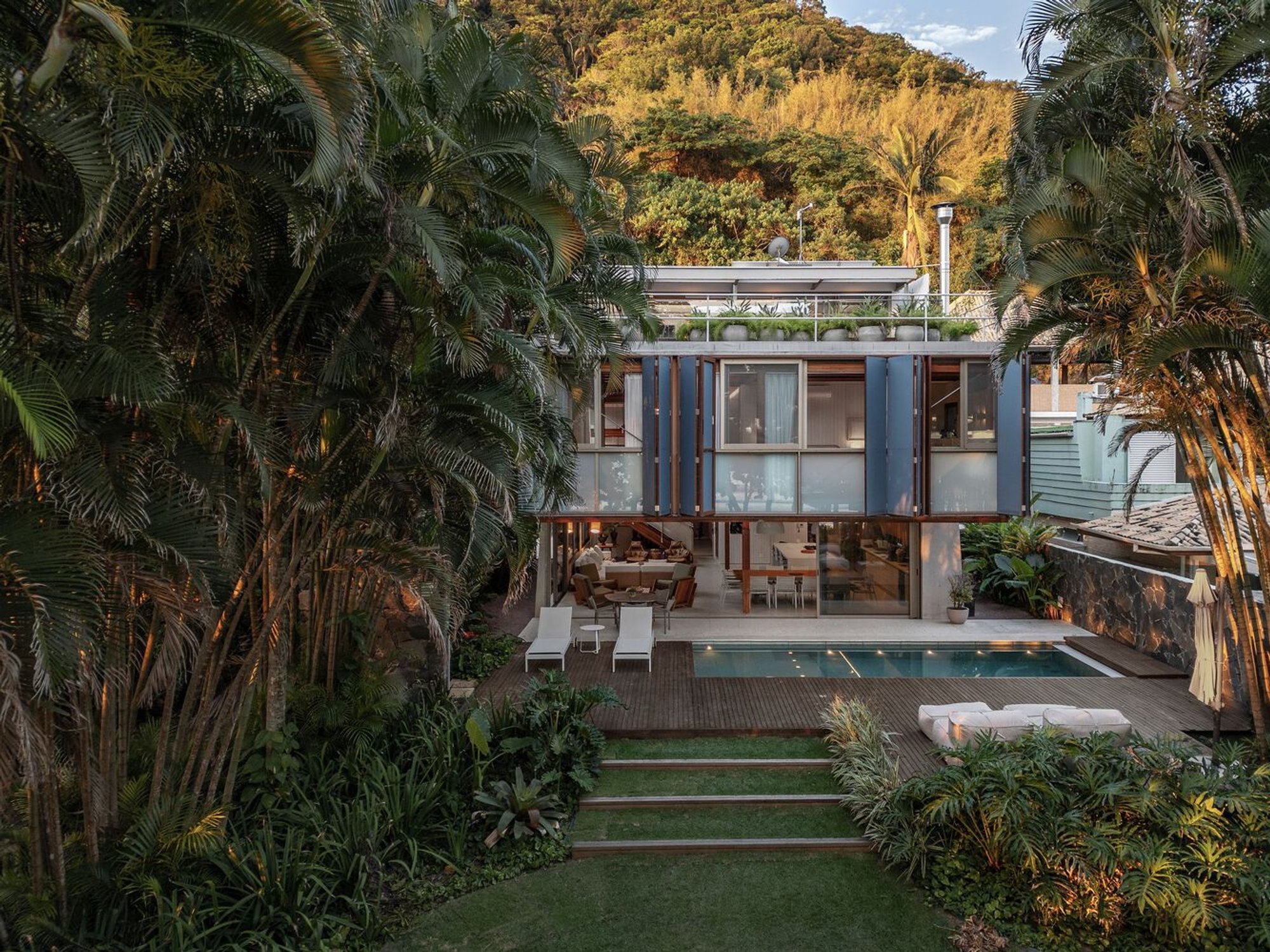 Guaecá House by Estúdio Rossi Arquitetos: A Harmonious Coastal House Design in São Paulo