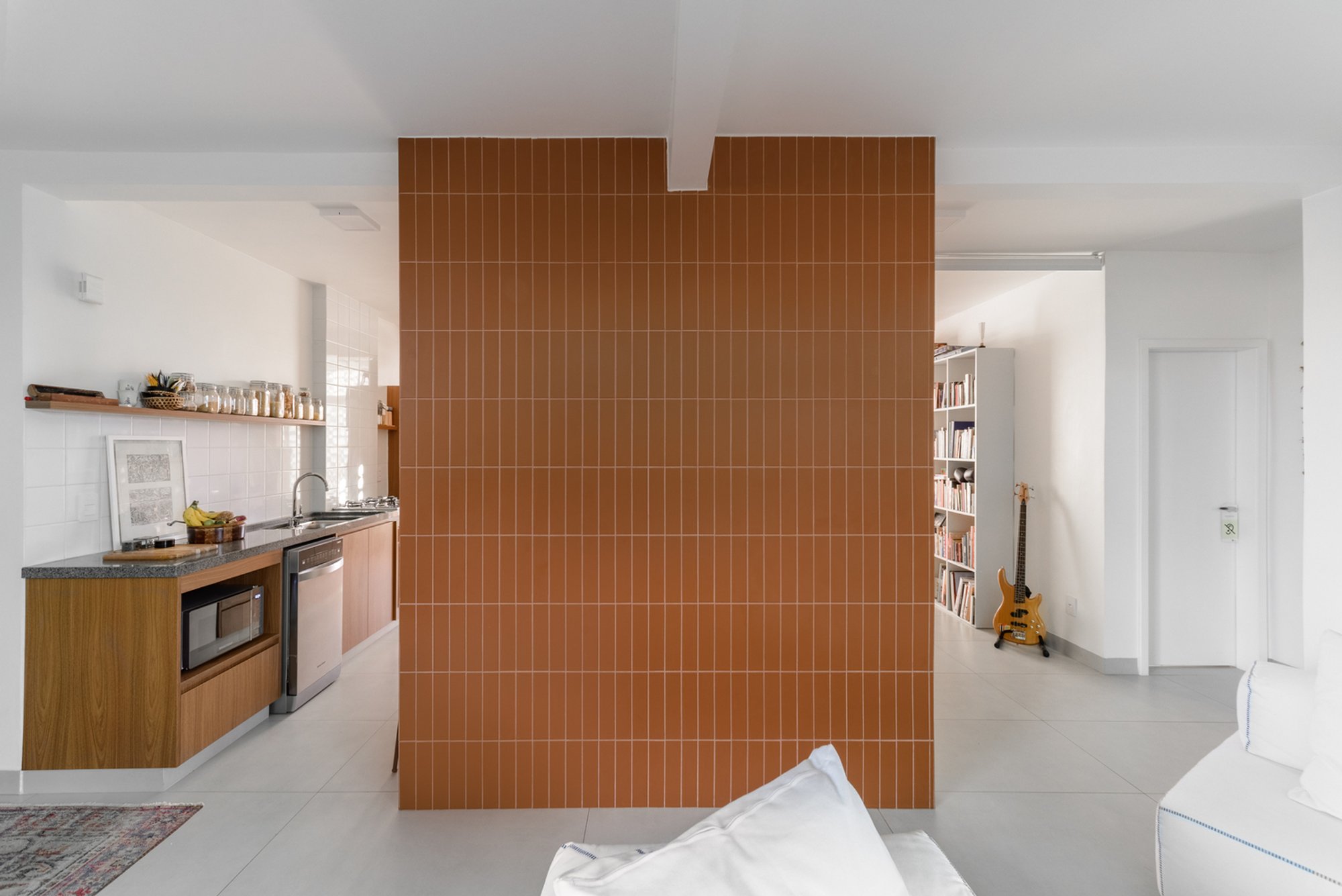 Mangueira Apartment by Coarquitetos: A Modernist Renovation in Brasília