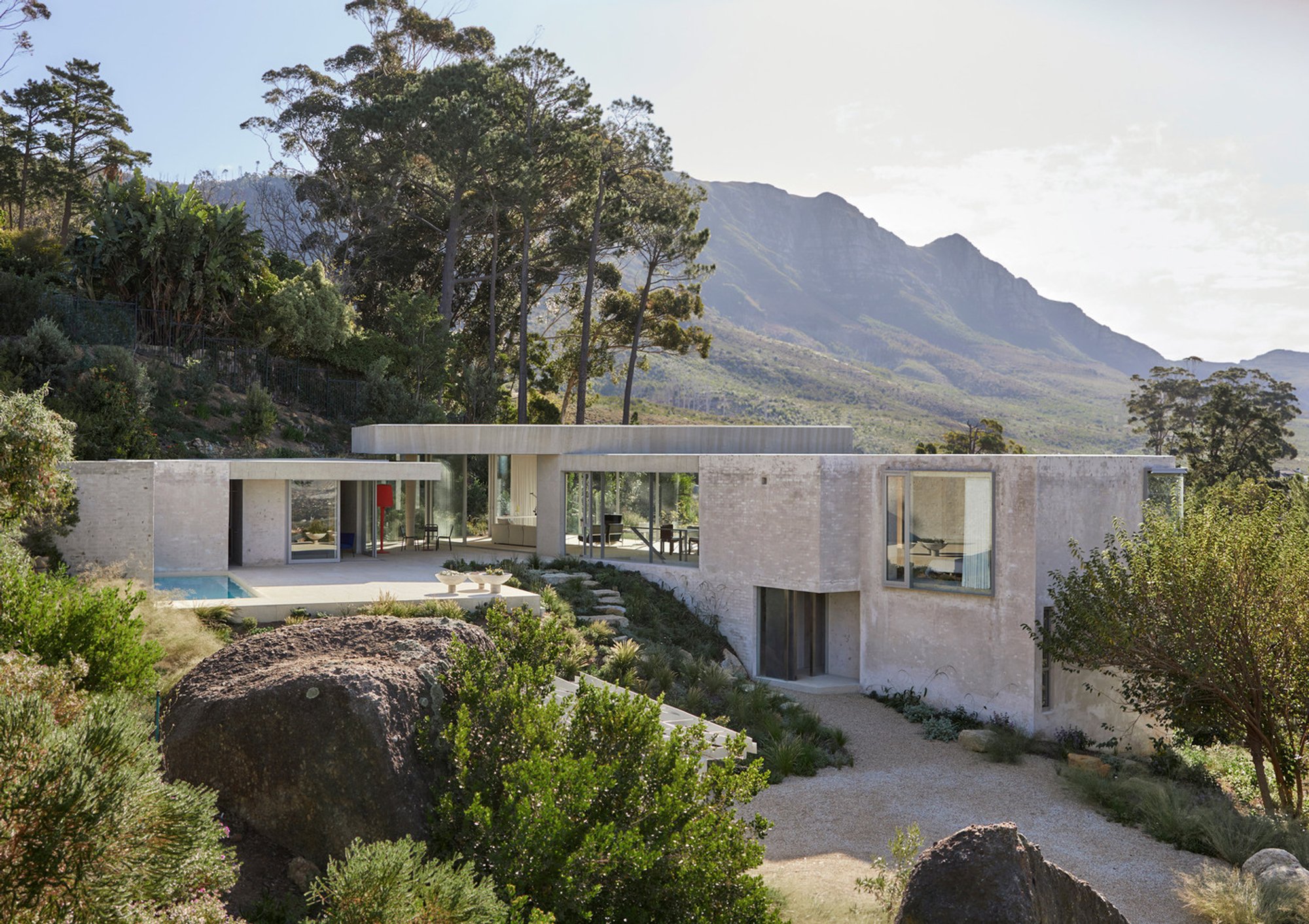 Mountain House by Chris van Niekerk: A Sculptural Retreat Embedded in the Cape Landscape