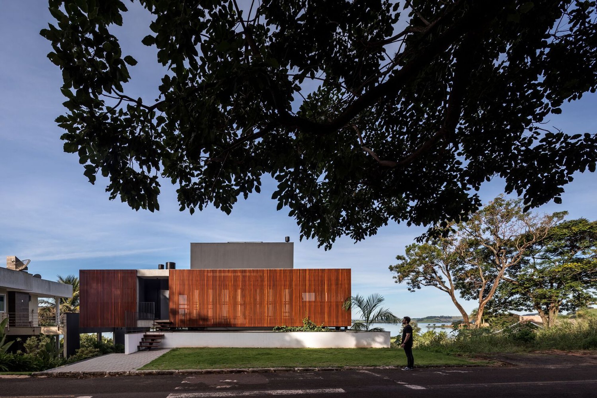 Alagado House by Michel Macedo Arquitetos: A Modern Sanctuary Along the Iguaçu River