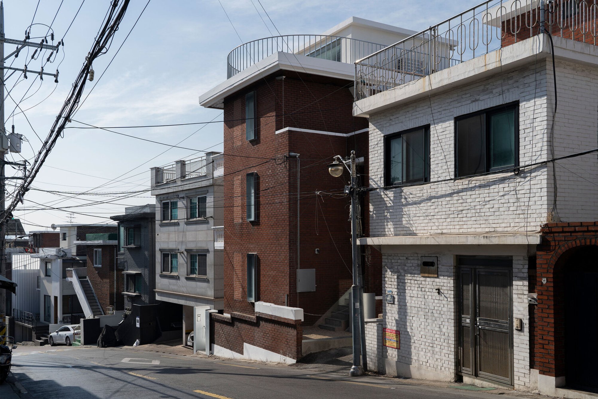 Hongdam Studio Seoul: A Modern Renovation by HOFFICE | Mixed-Use Architecture in Haebangchon,