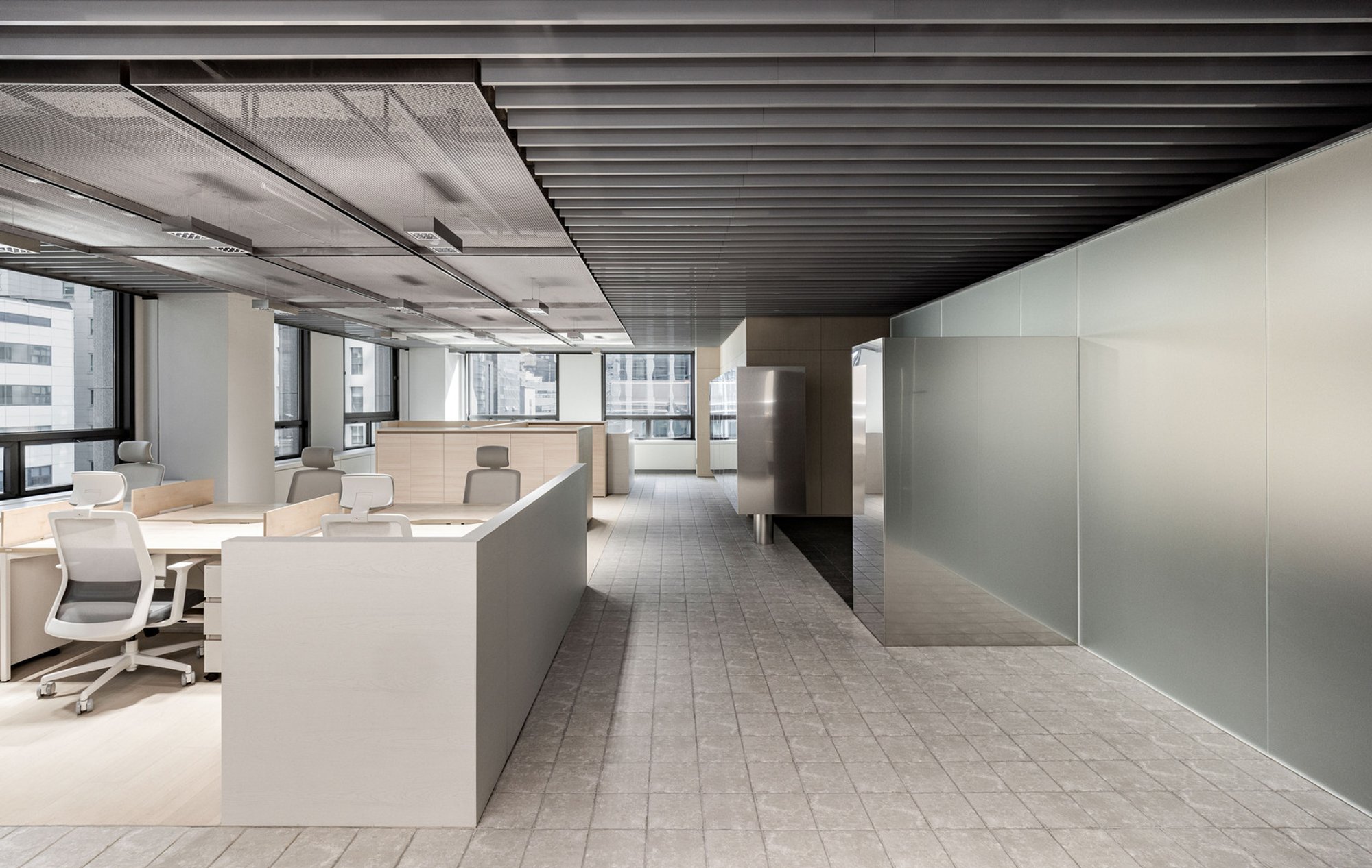 RVMN Models a Seoul Office on Crown Shyness, Where Workers Coexist Without Collision