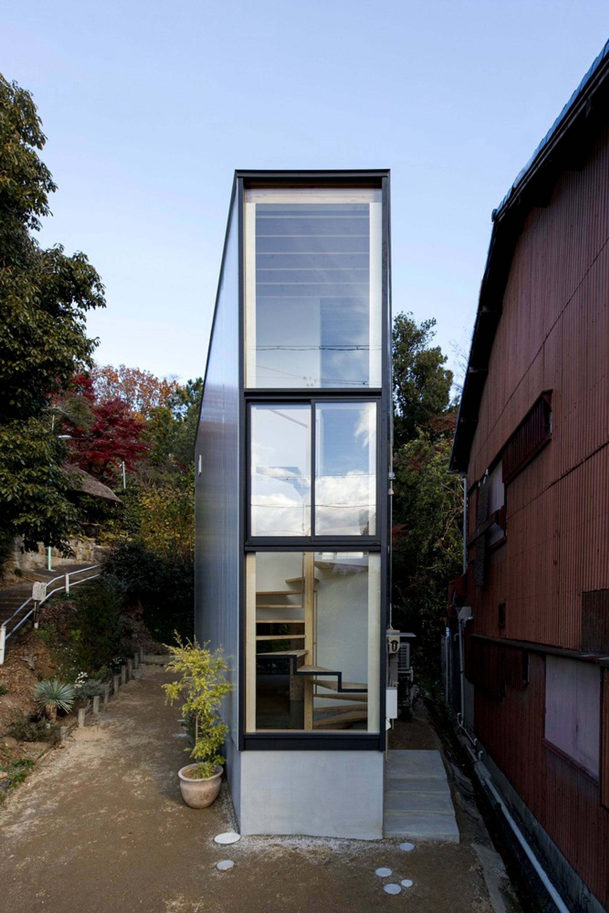 Workshop in Shiroyama by Katsutoshi Sasaki + Associates: A Compact Studio Bridging City and Forest