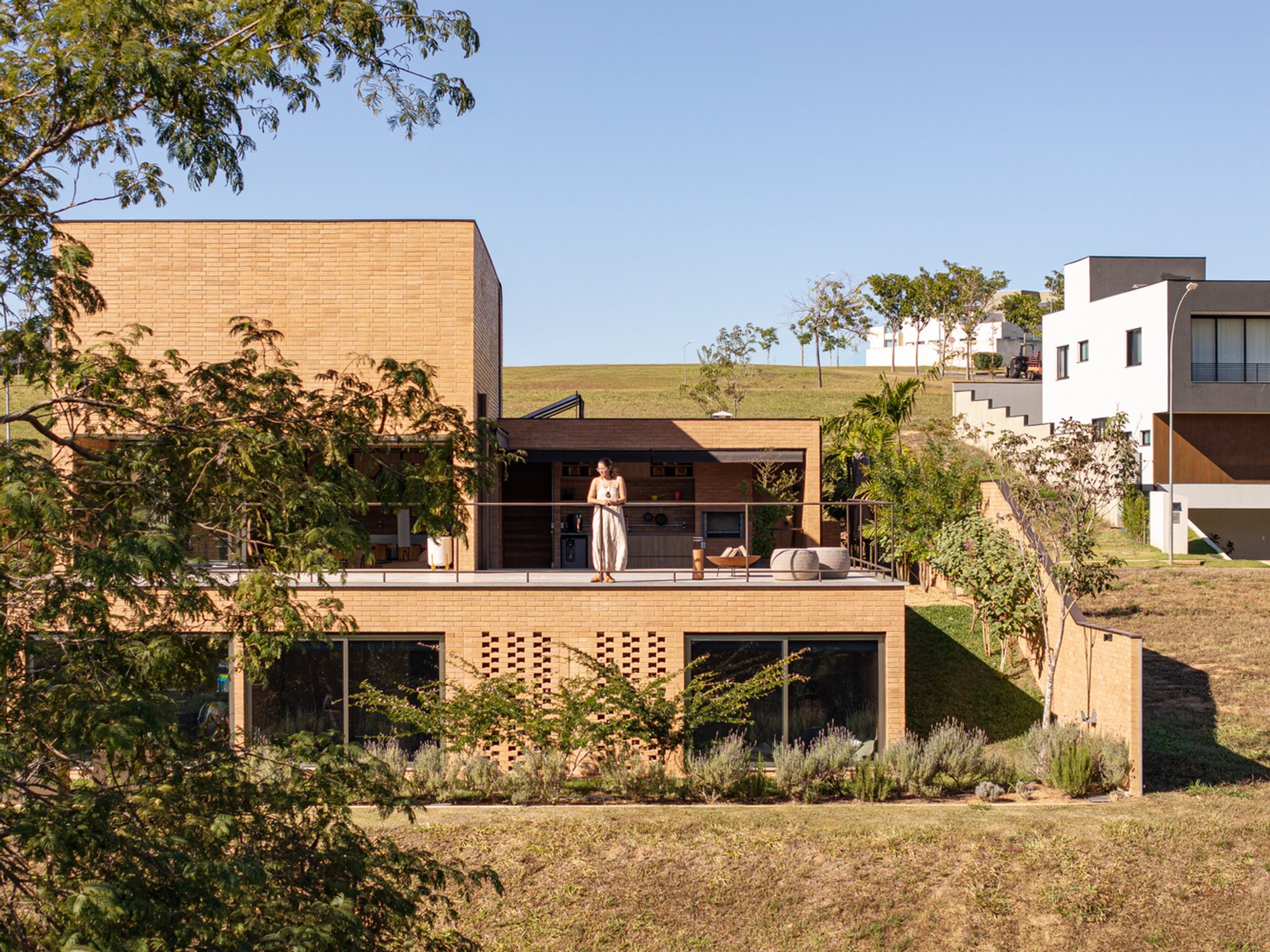 Brazilian Slope House: Grecov House by ARQBR Blends Architecture with Landscape