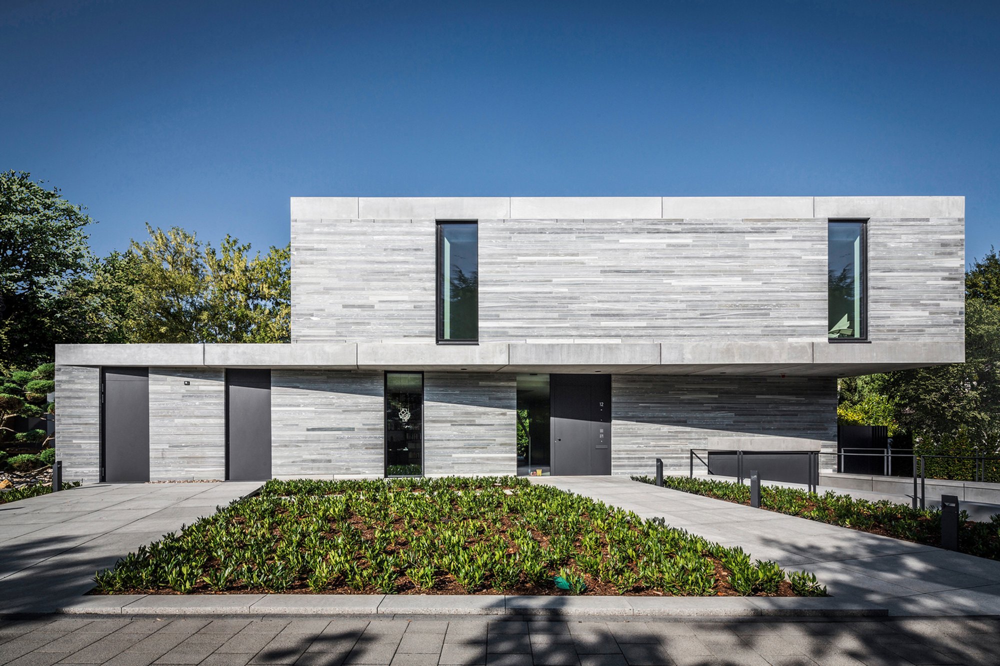 Residential House Cologne Hahnwald by Corneille Uedingslohmann Architekten: A Harmonious Integration of Architecture and Functionality