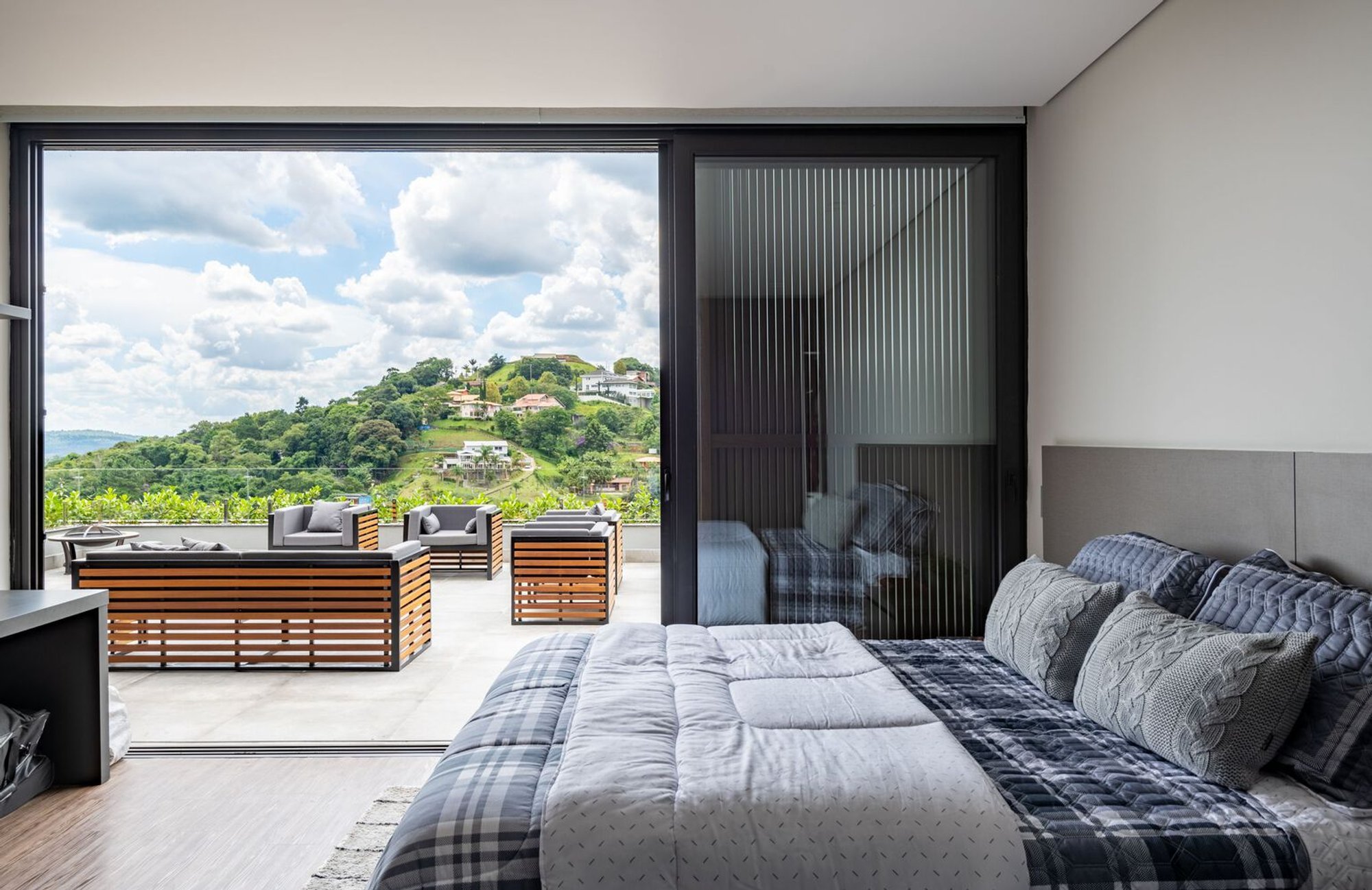 RL House by Karina Pontes Arquitetura: A Modern Retreat Embracing Nature in São Roque, Brazil