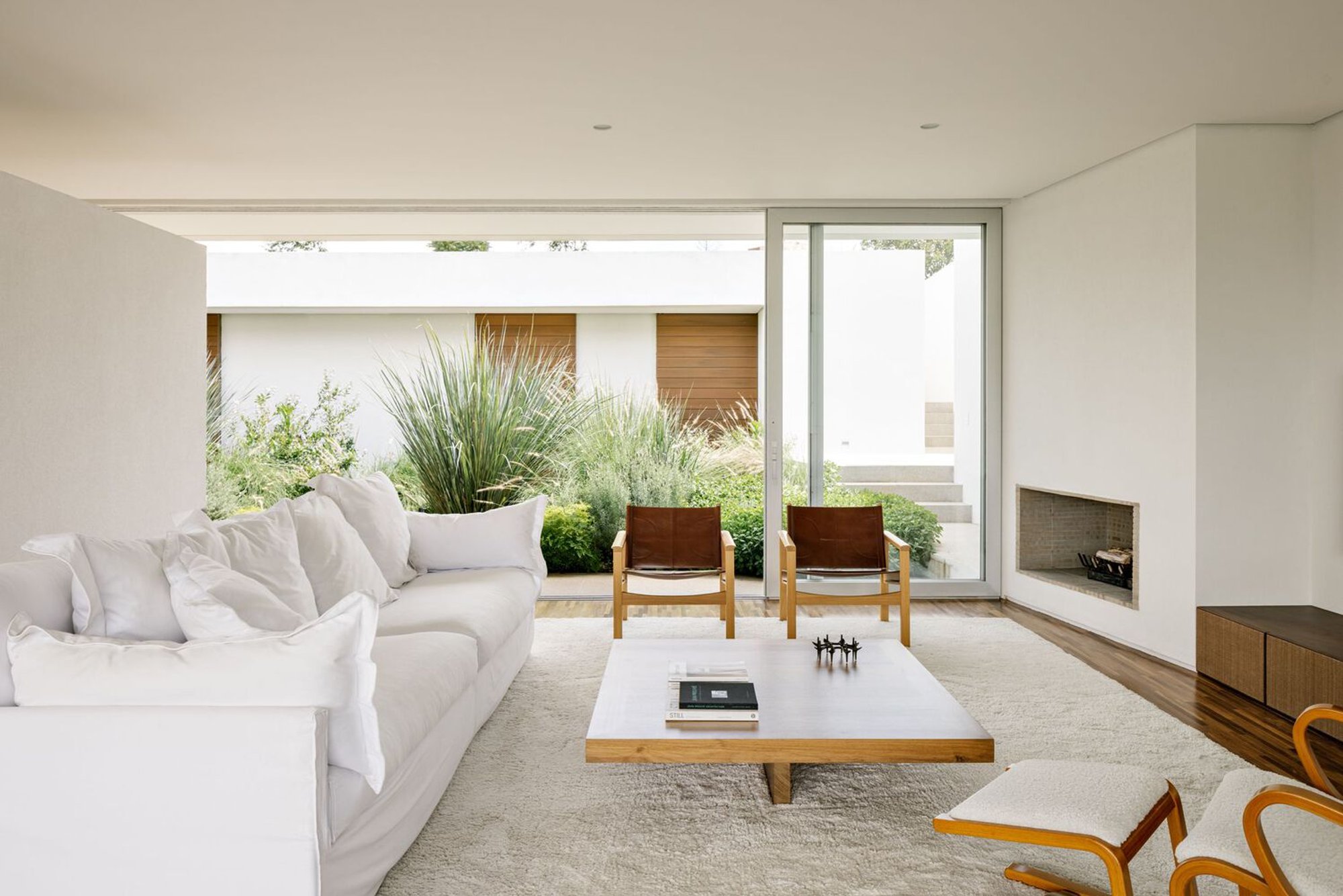 House of Courtyards by Felipe Hess Arquitetos: A Courtyard House Design Integrated Into the Brazilian Landscape