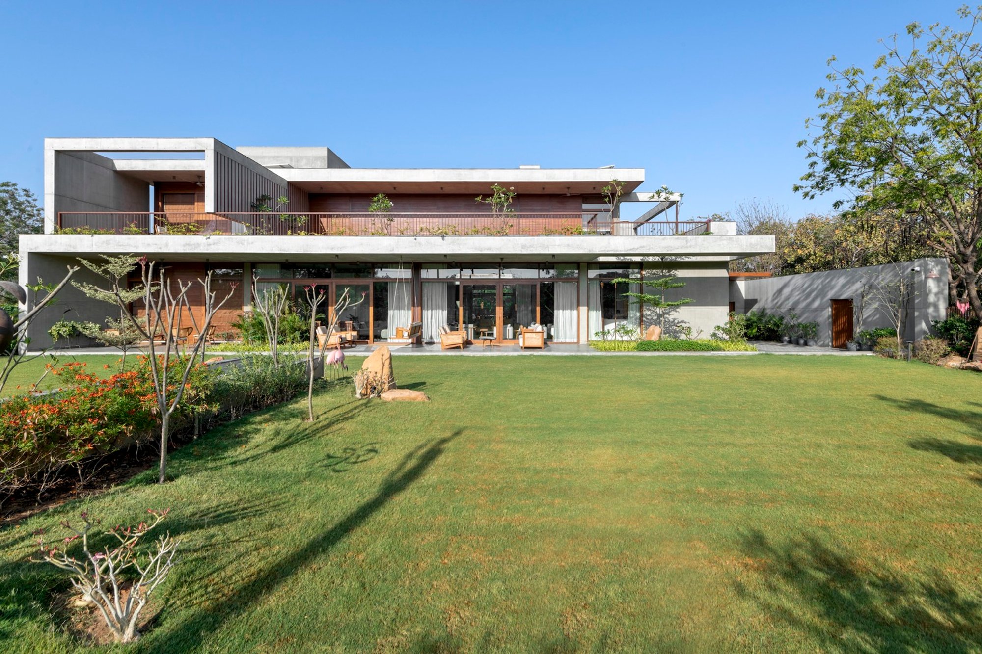 The Monolithic House by MODO Designs: A Contemporary Courtyard Residence in Ahmedabad