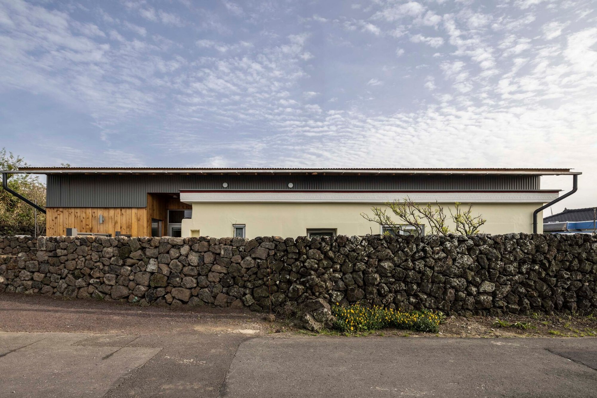 Traditional House Renovation in Jeju: House Covered House by Becban Architecture