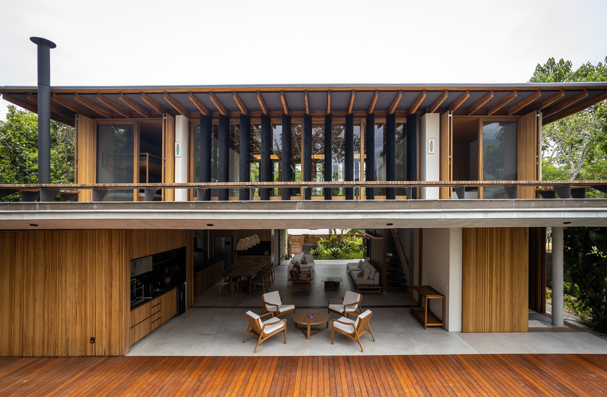 Tropical Contemporary House Design: PCW Residence by Pitta Arquitetura