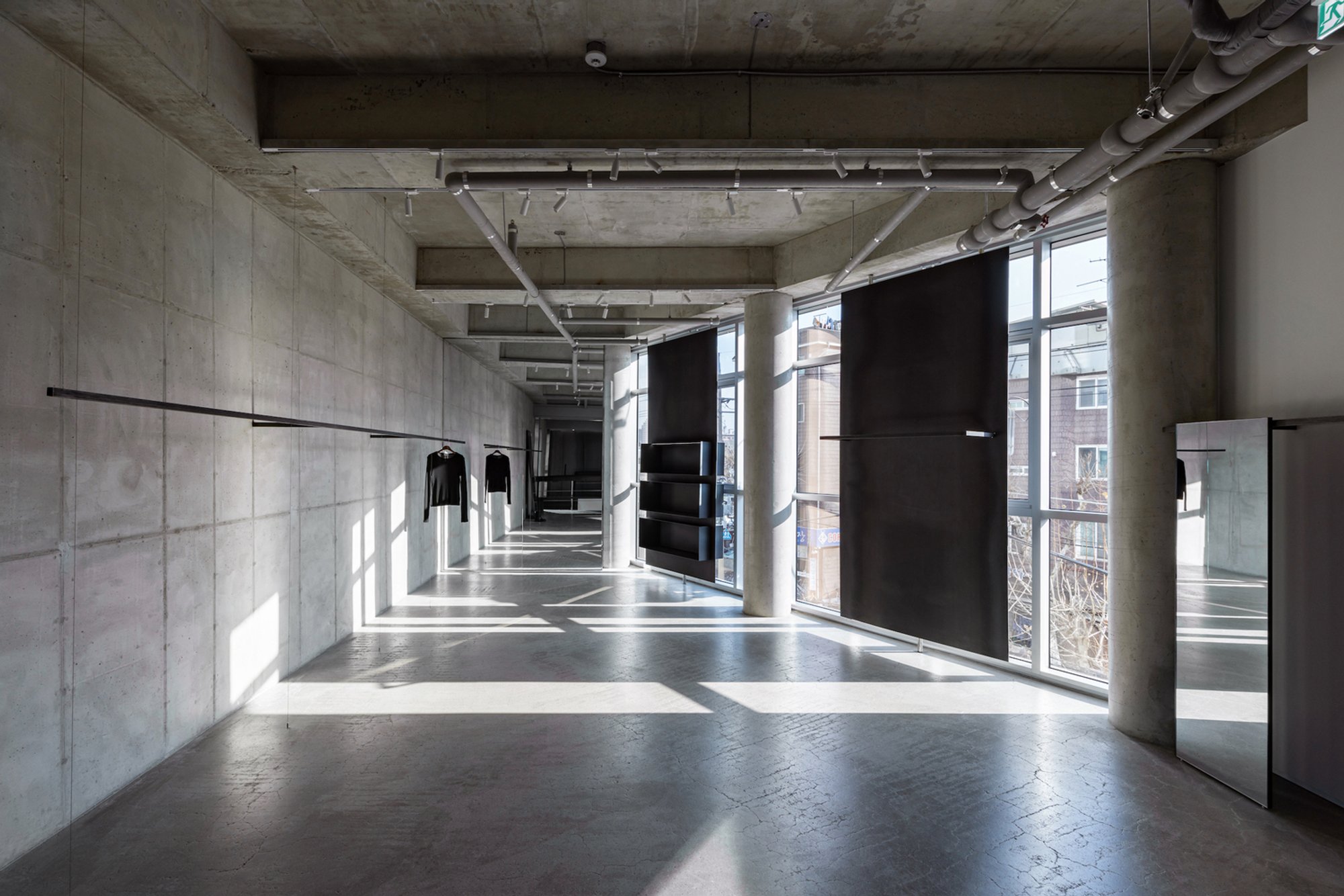 Minimalist Showroom Architecture: Facade Pattern H Tower by Workment