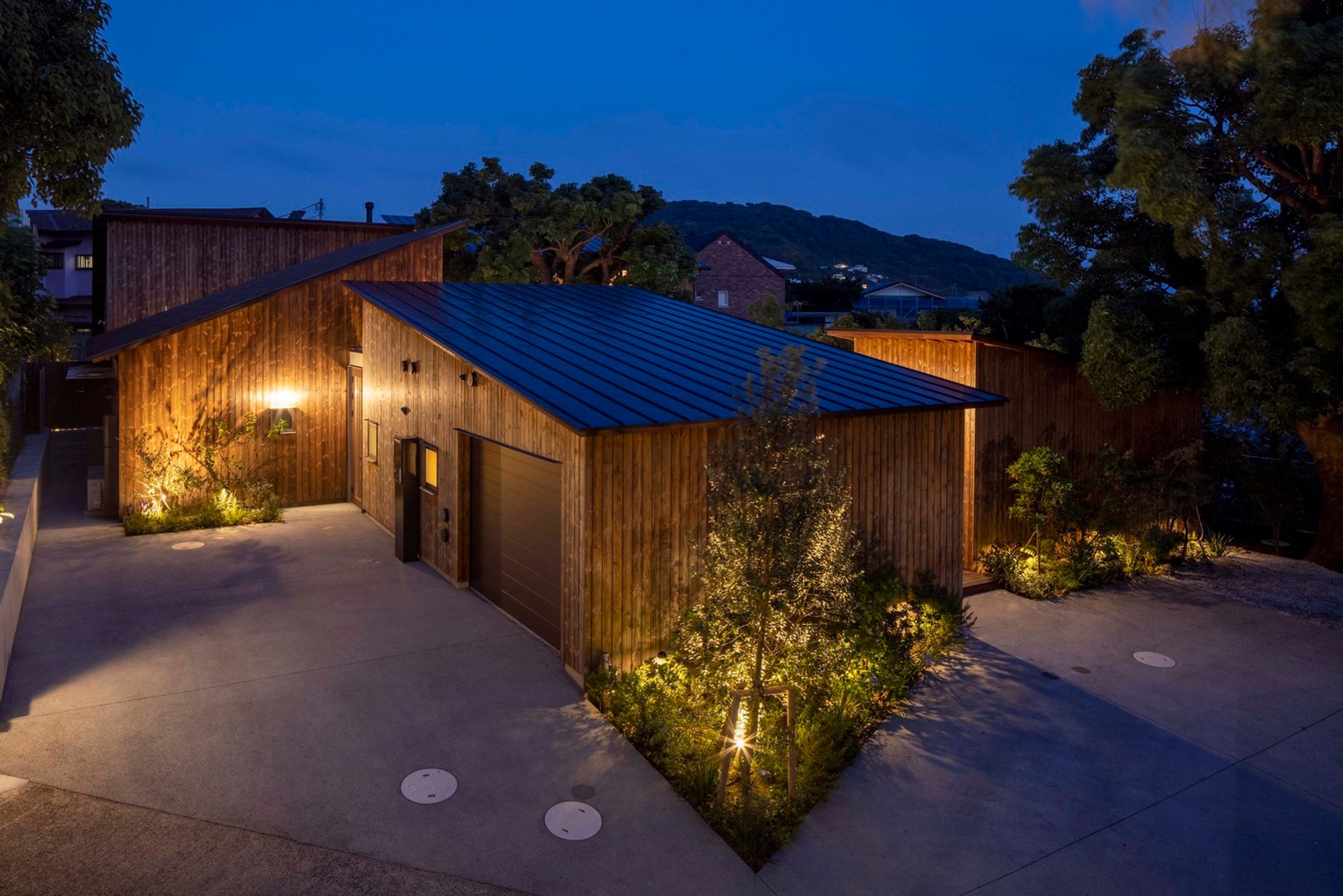 Hayama Huts by KEY OPERATION INC. / ARCHITECTS: A Harmonious Coastal Retreat Inspired by Traditional Japanese Villages