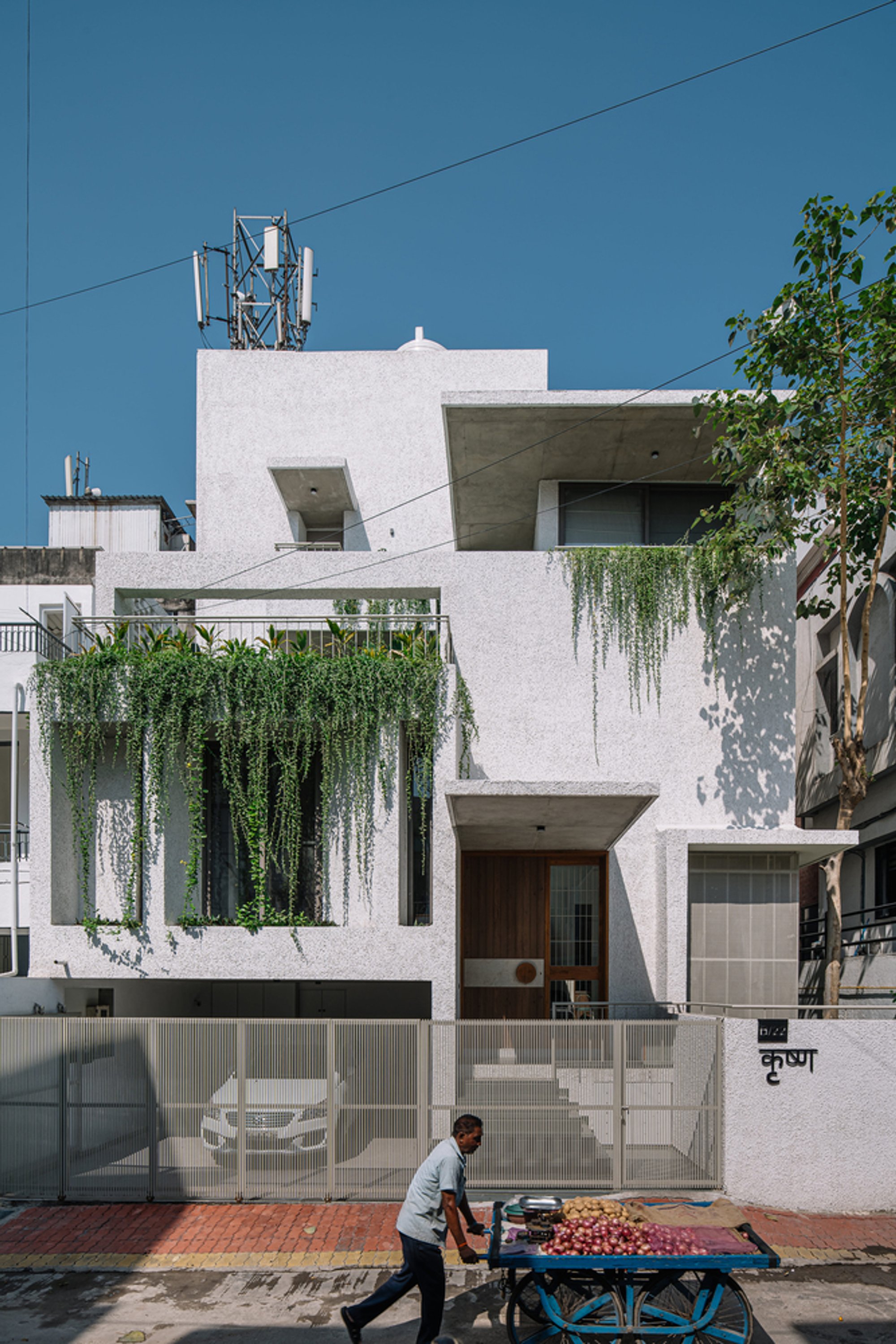 The White Bleached House by Neogenesis+Studi0261: A Luminous Sanctuary in Surat