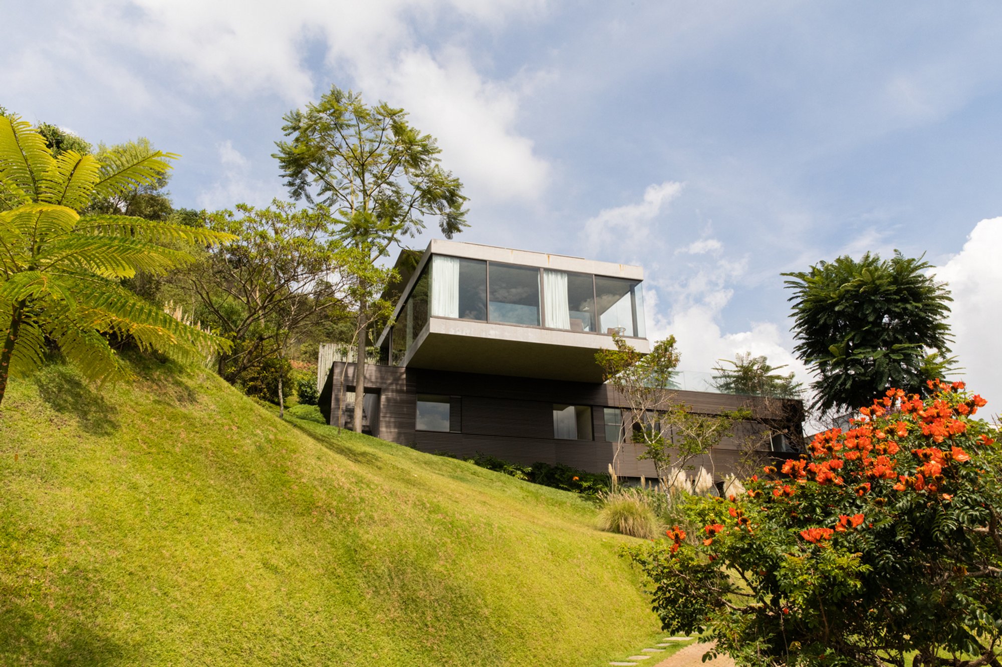 EG House by Play Arquitetura: A Thoughtful Renovation in the Hills of Belo Horizonte
