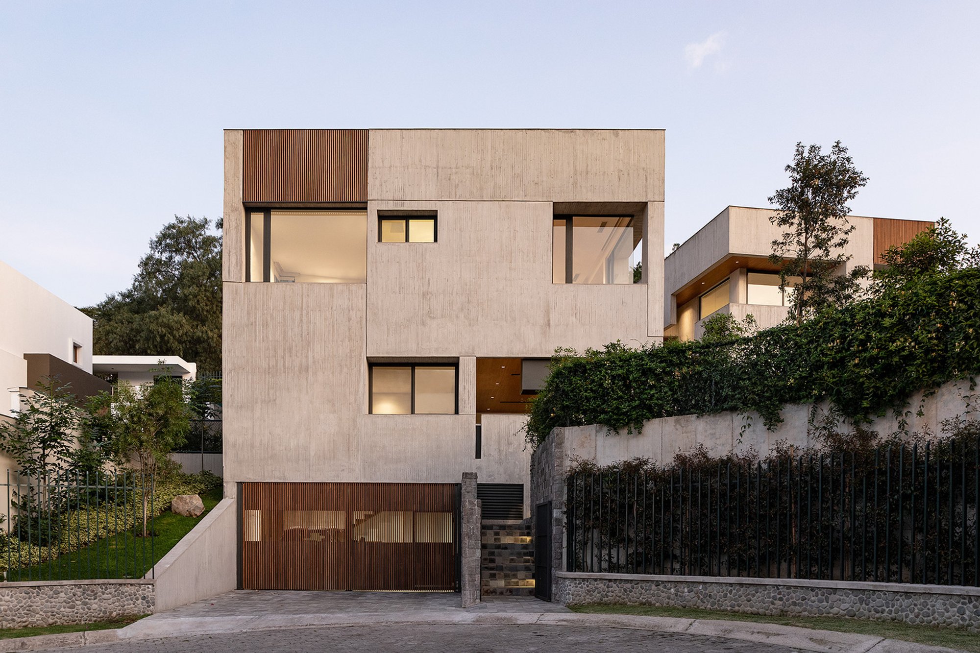 Fragmento House by Diez + Muller Arquitectos: A Masterclass in Vertical Design and Landscape Integration
