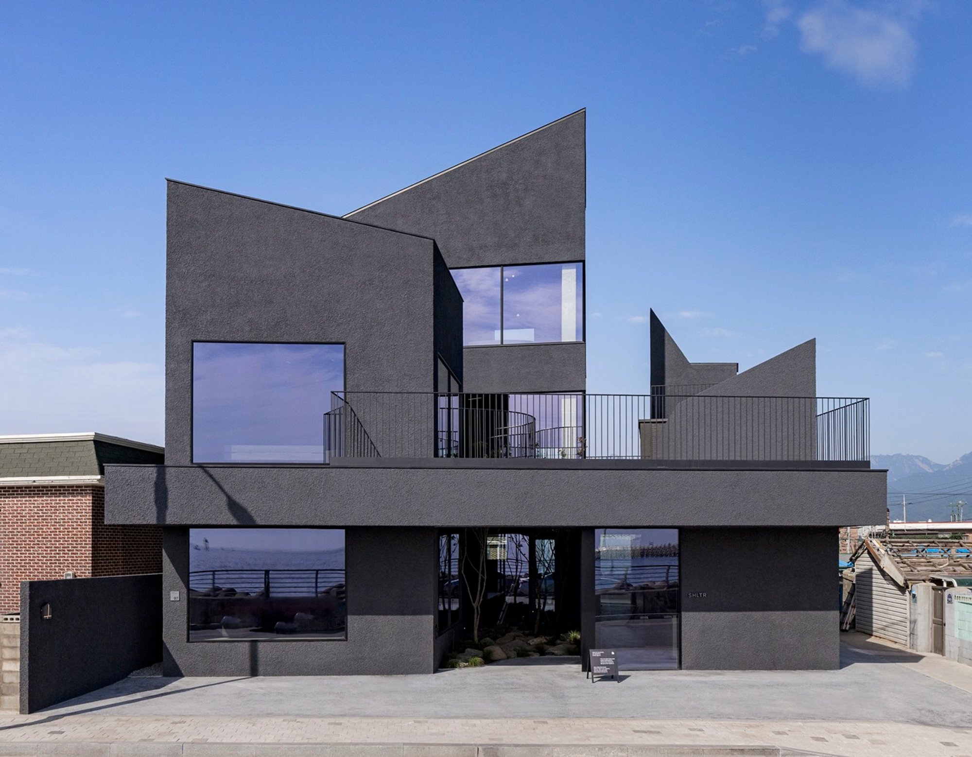 SHLTR Coffee by WGNB: A Coastal Café Merging Architecture with Nature in Sokcho-si