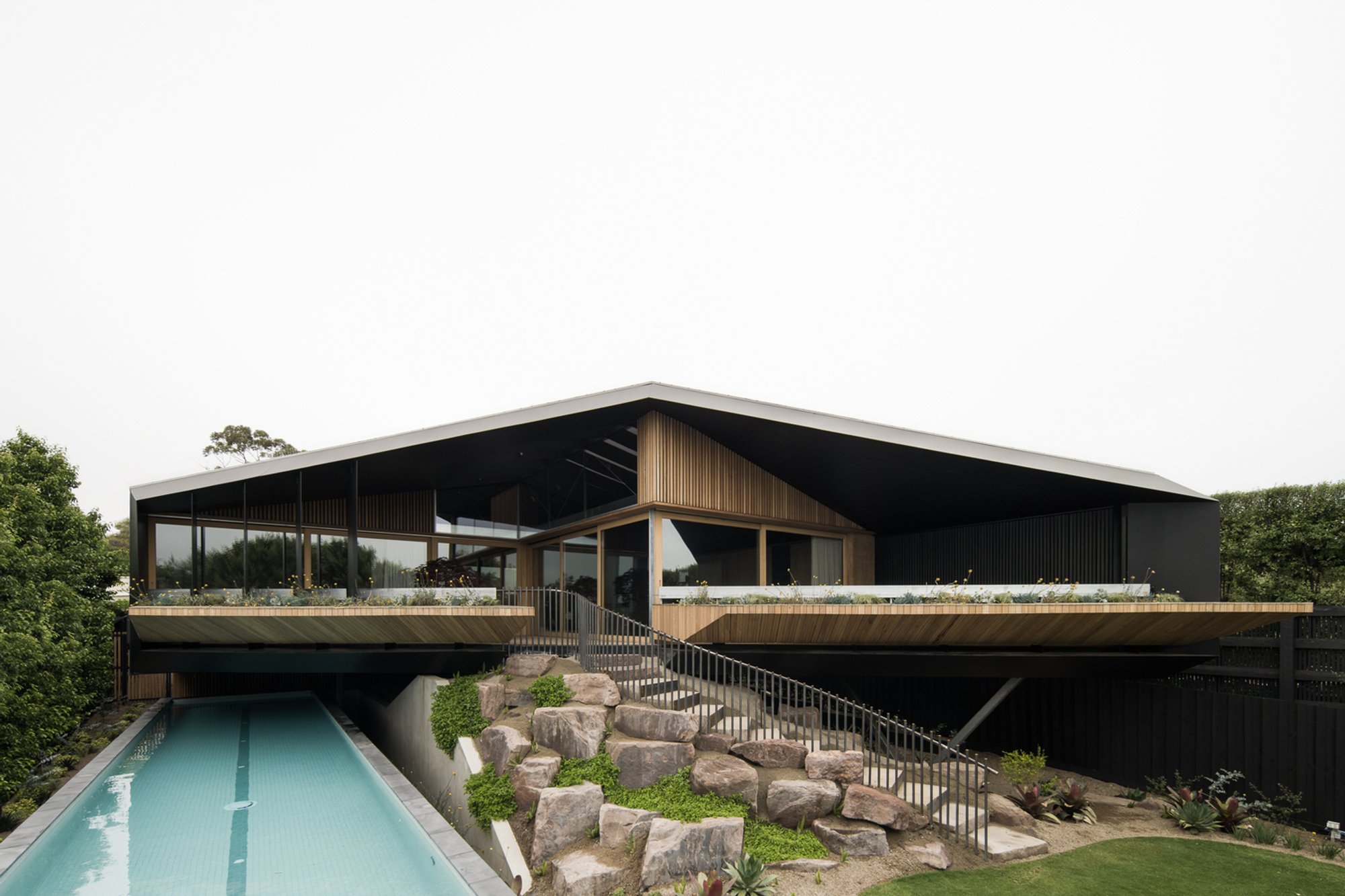 Coastal Pavilion House Design: Kross House by FIGR Architecture & Design