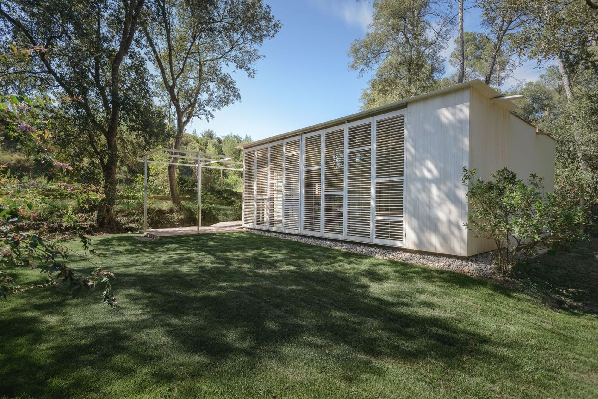 Gallery House by Tallerdarquitectura: A Minimalist Forest Retreat in El Bajo Ampurdán
