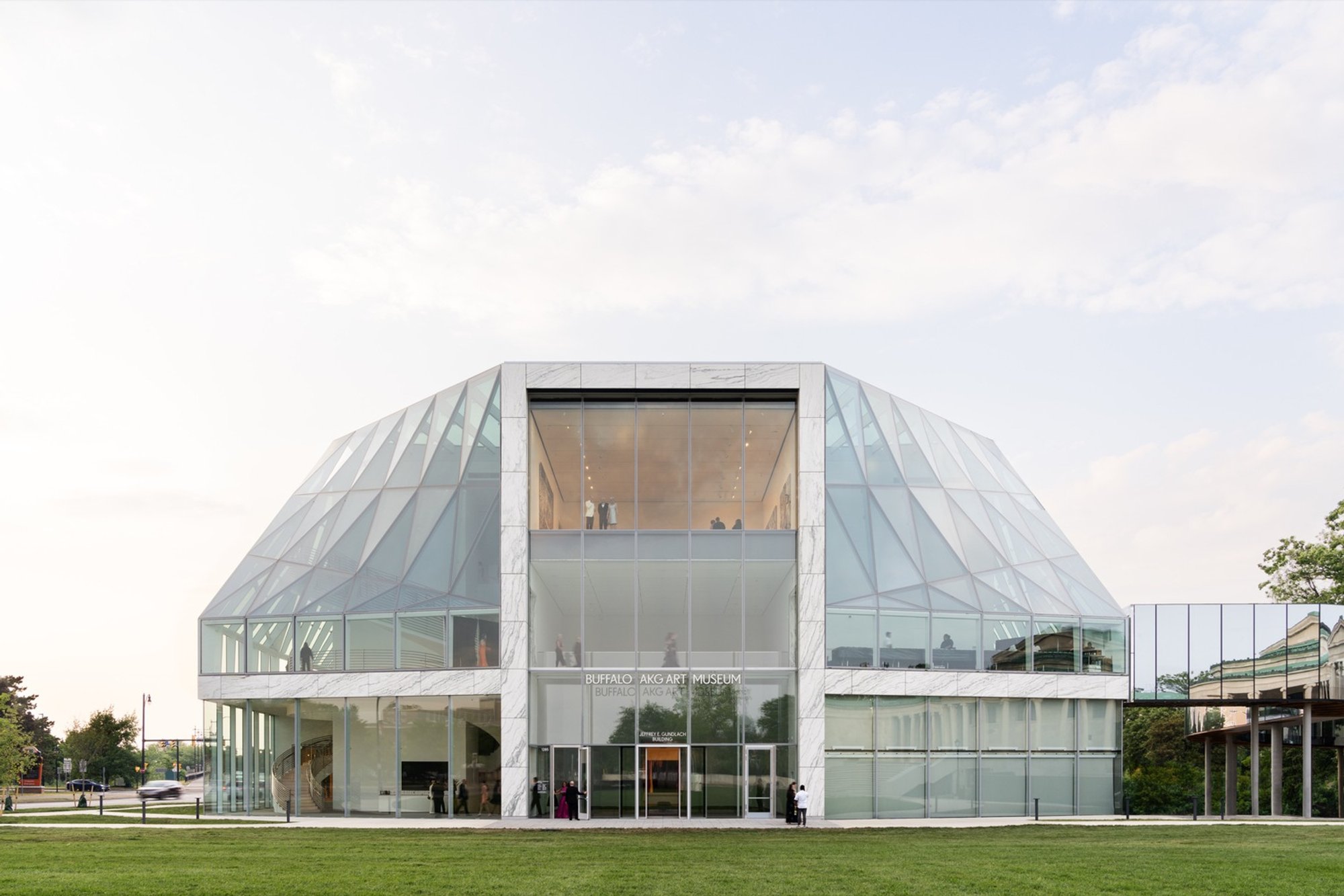 Buffalo AKG Art Museum by OMA: A Transparent Gateway Between City and Park