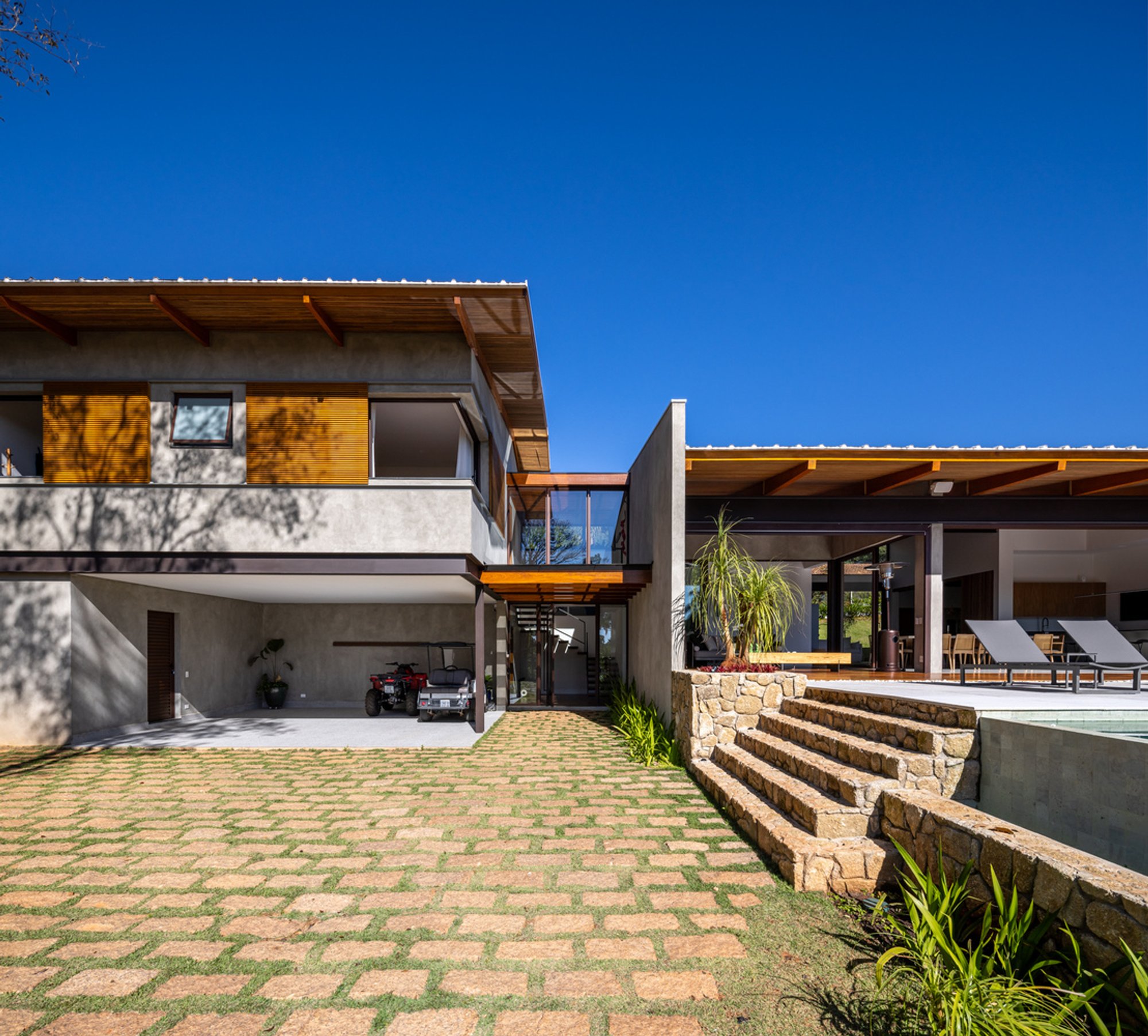 FA House by Rocco Arquitetos: A Modern Brazilian Retreat Designed for Gathering