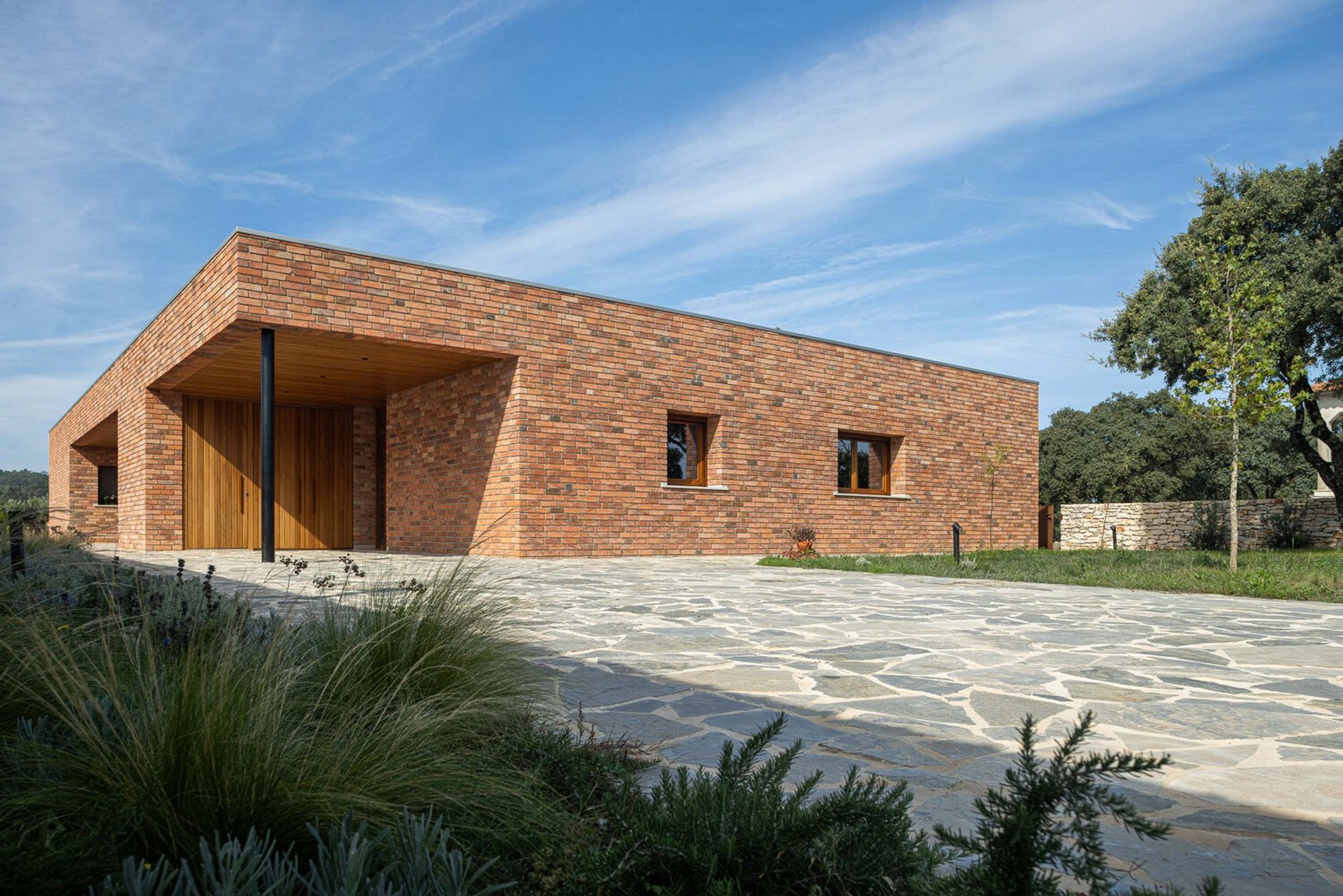 House in Lameira by João Pedro Pedrosa: A Modern L-Shaped Rural Retreat in Portugal