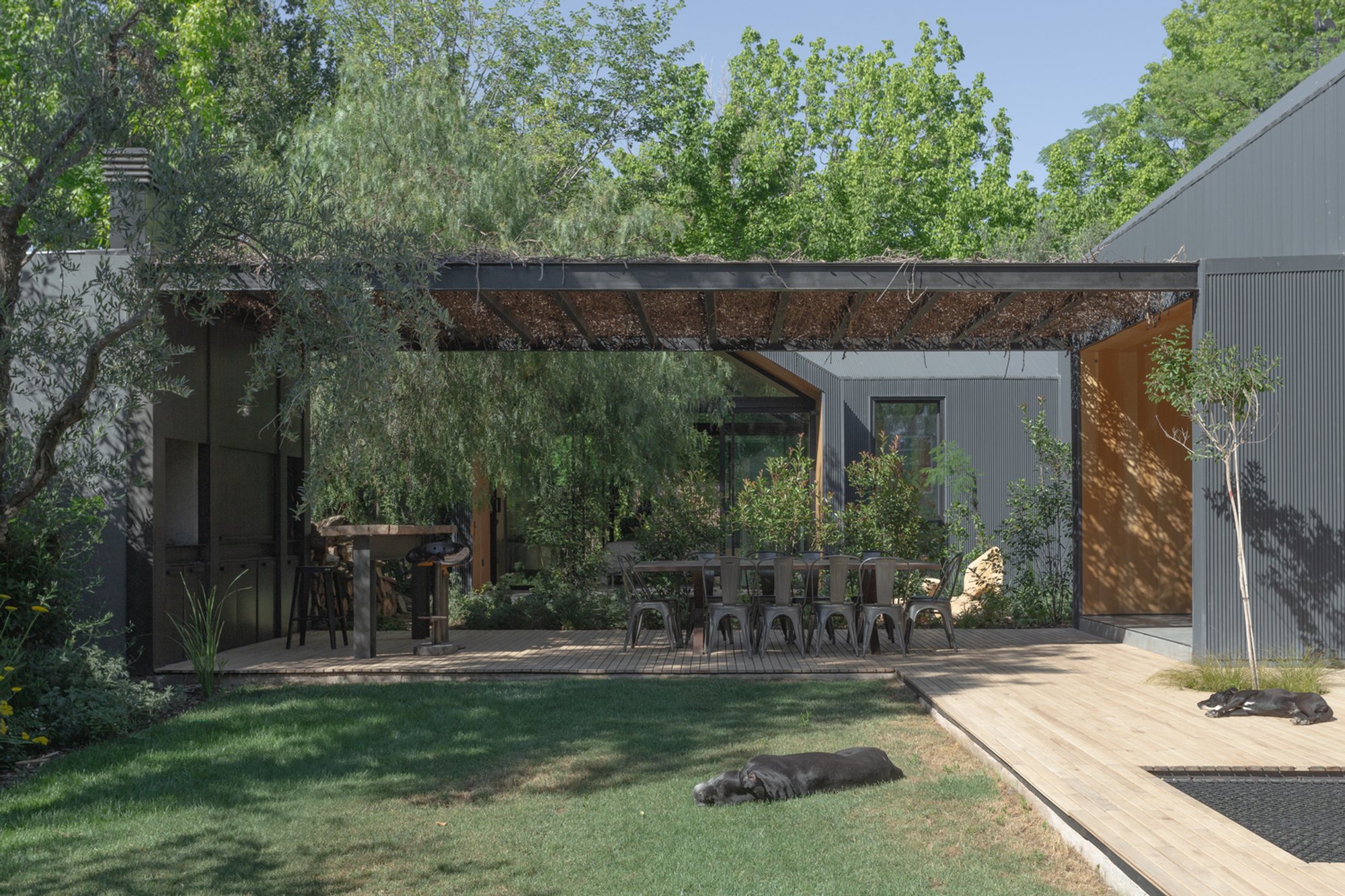 Arrow House by Mora Hughes Arquitectos: A Contemporary Retreat House Design in Argentina