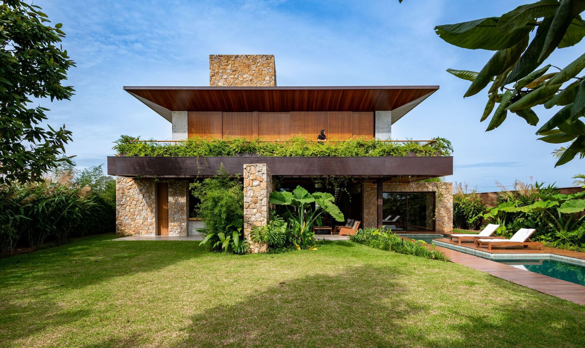 Residência ZV by Fpoles Arquitetos: A Modern Brazilian House Rooted in Nature