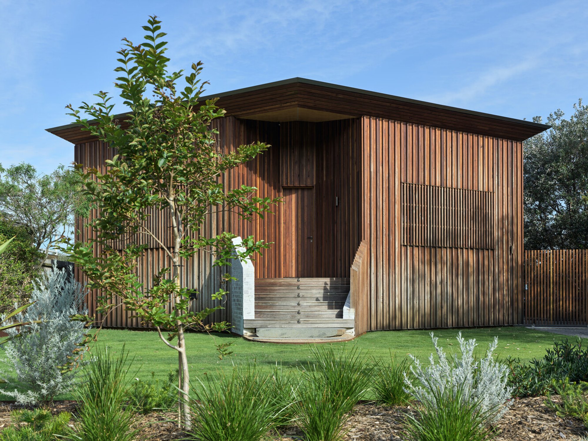 Cake House by Alexander Symes Architect: A Passive House Beach Home Reinvented for Sustainability