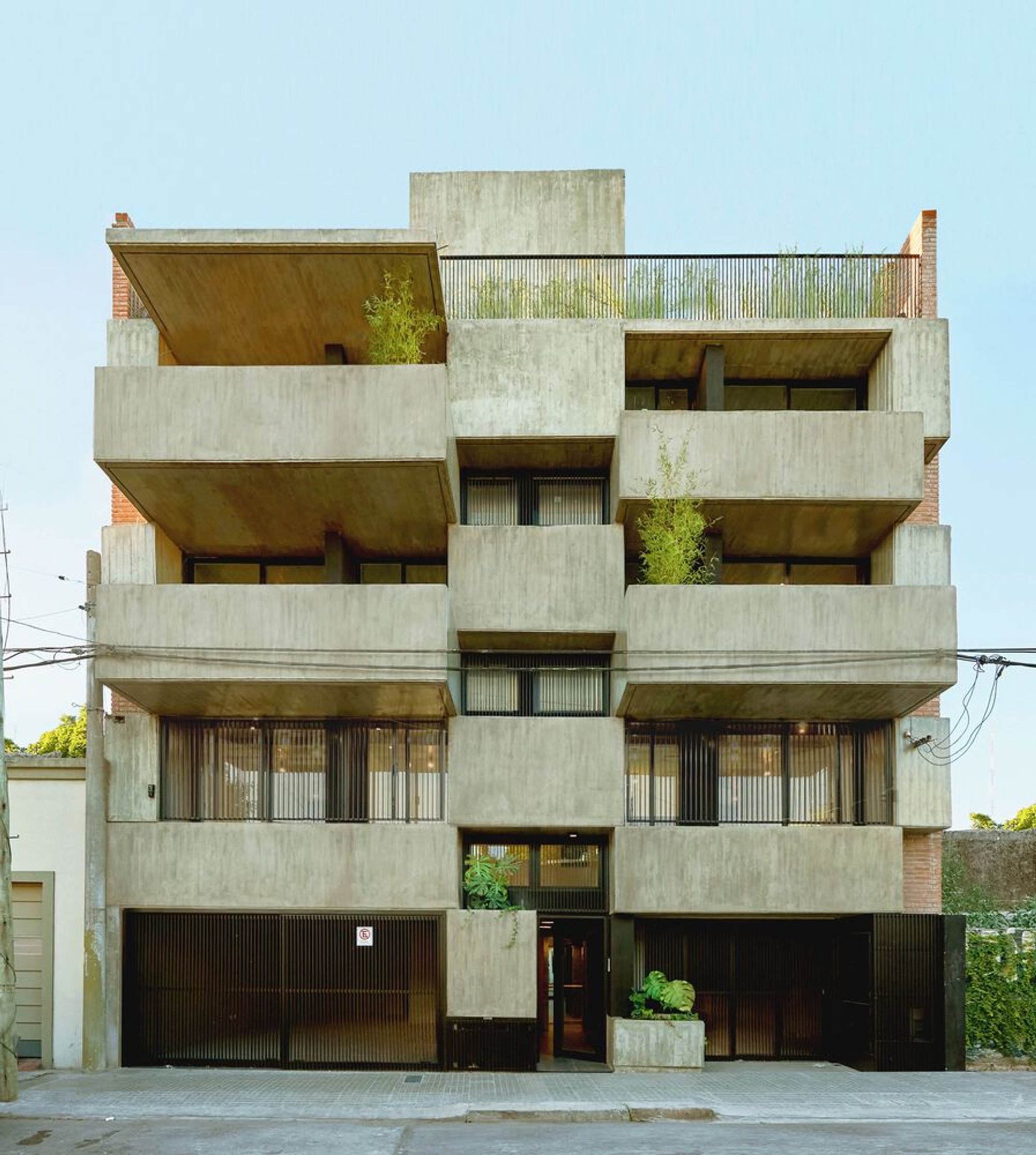 Gabbro Refinería Apartment Building by Ambrosioni Balparda Arquitectos: A Sculptural Residential Design Rooted in Context and Materiality