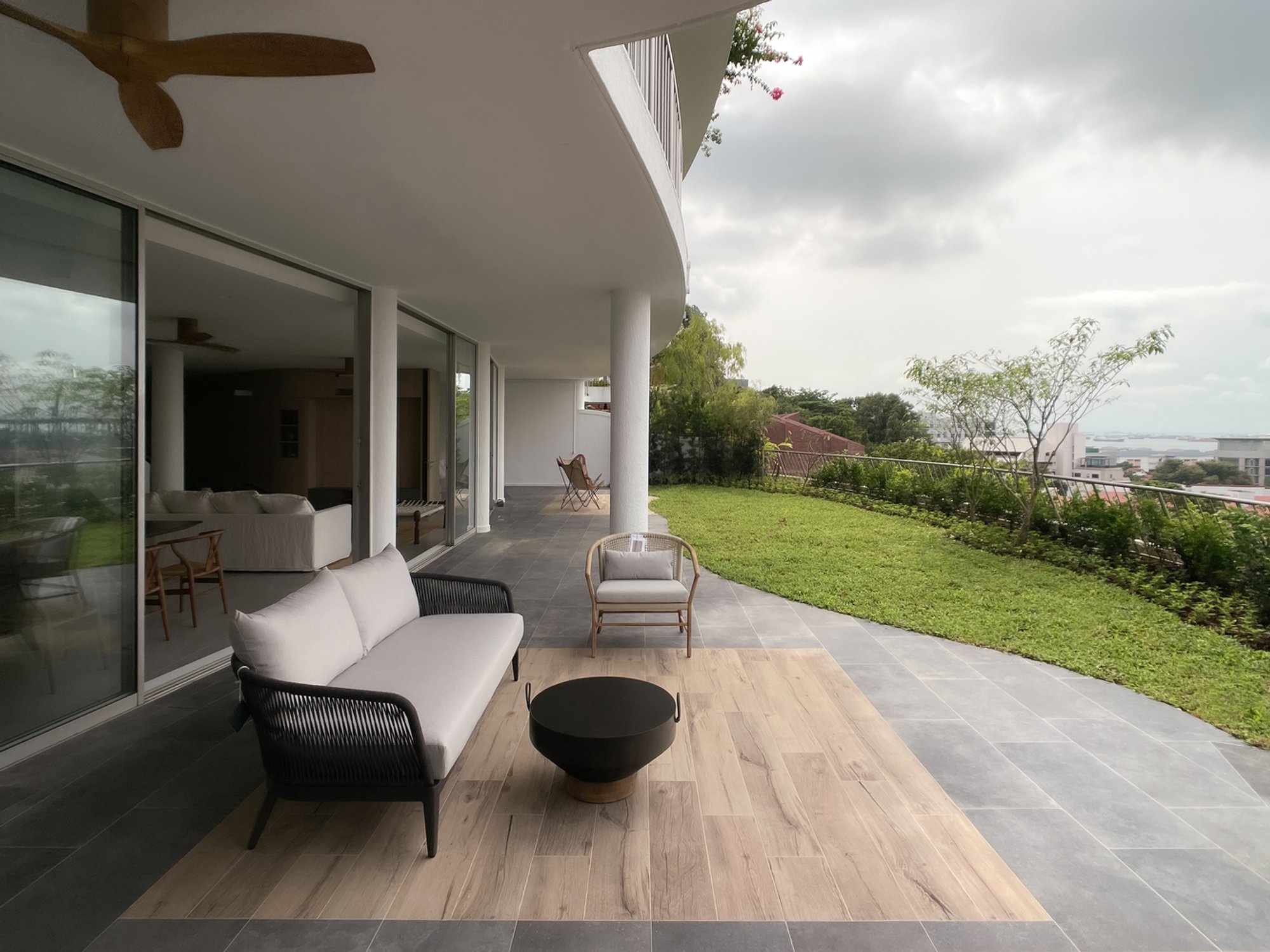 Modern Apartment Interior Design Singapore: dP Apartment House by Tristan & Ju