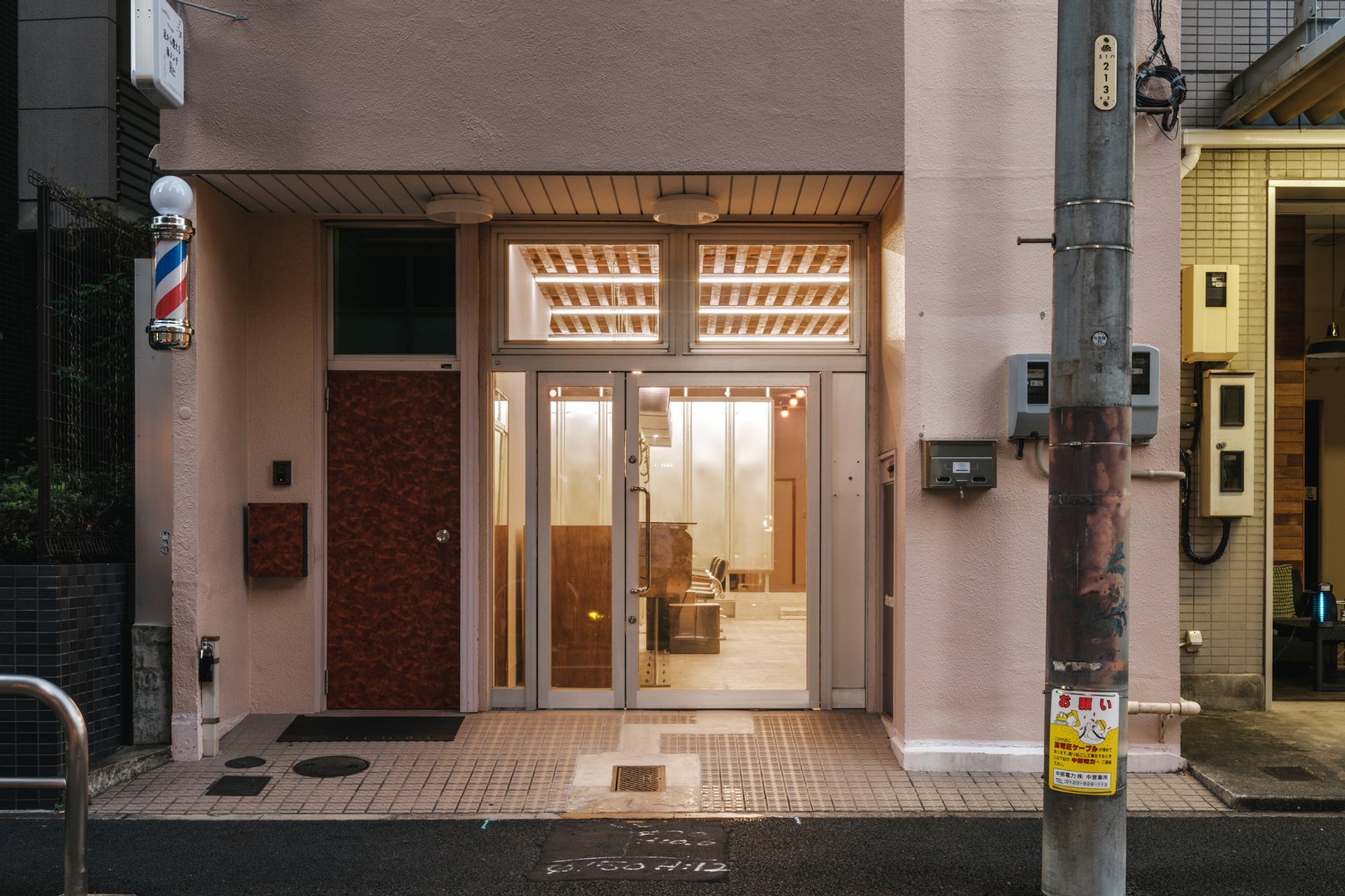 Minimalist Hair Salon Interior Design: Alternative Hair Salon by PERMANENT Co., Ltd.