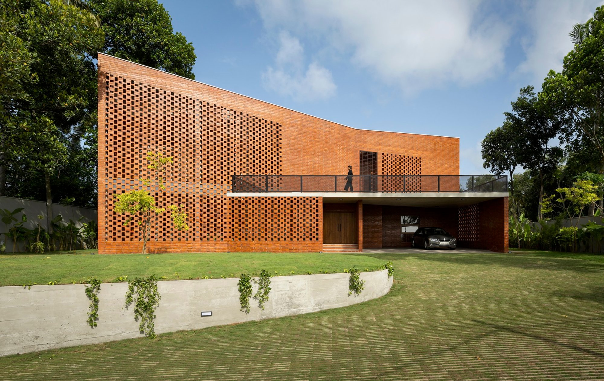 The Kenz House by Srijit Srinivas Architects: A Luxurious Fusion of Modern Design and Nature