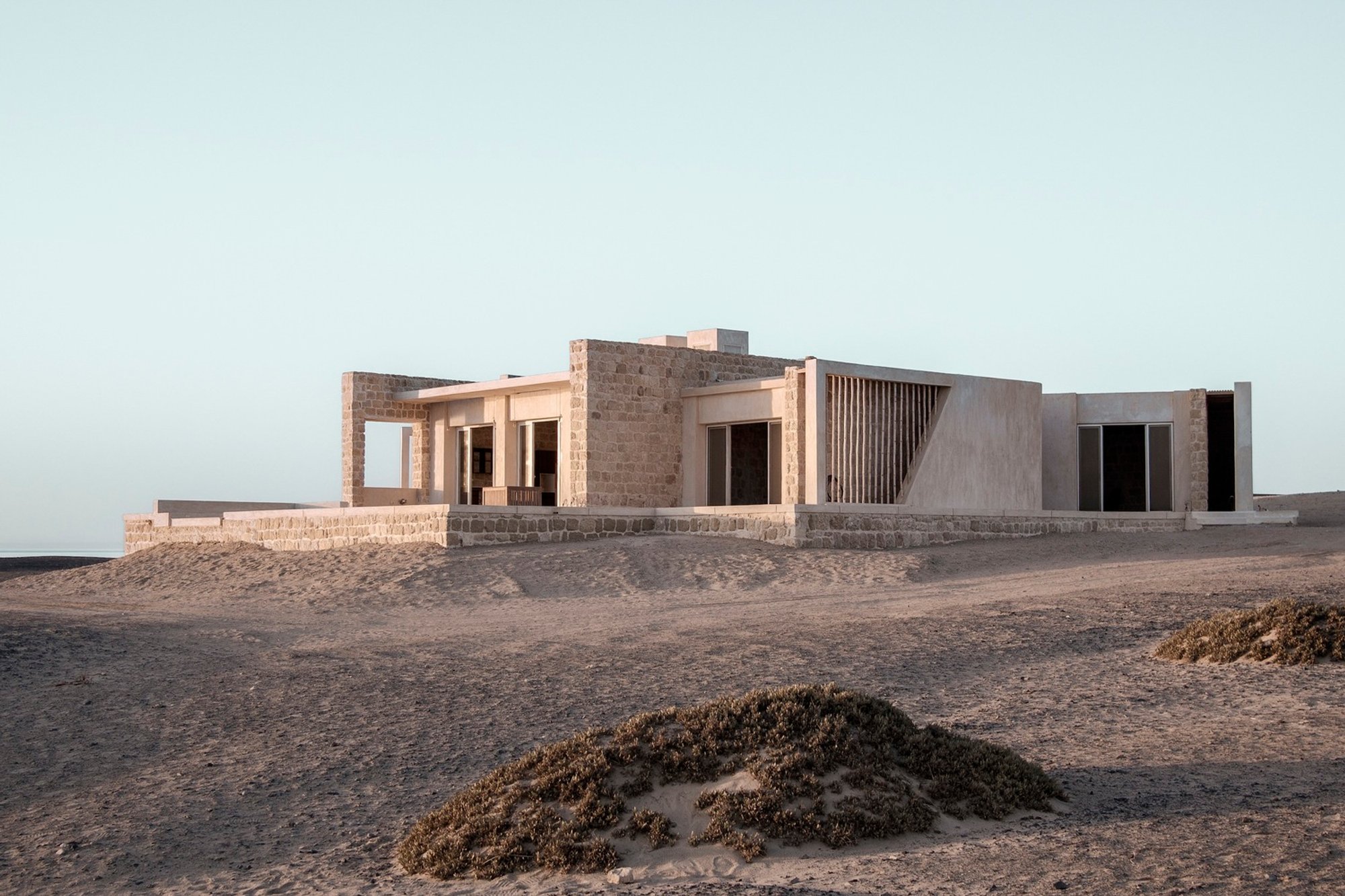 Breathing Beach House by Karm Architecture Lab: A Sustainable Desert Retreat Along Egypt’s Red Sea