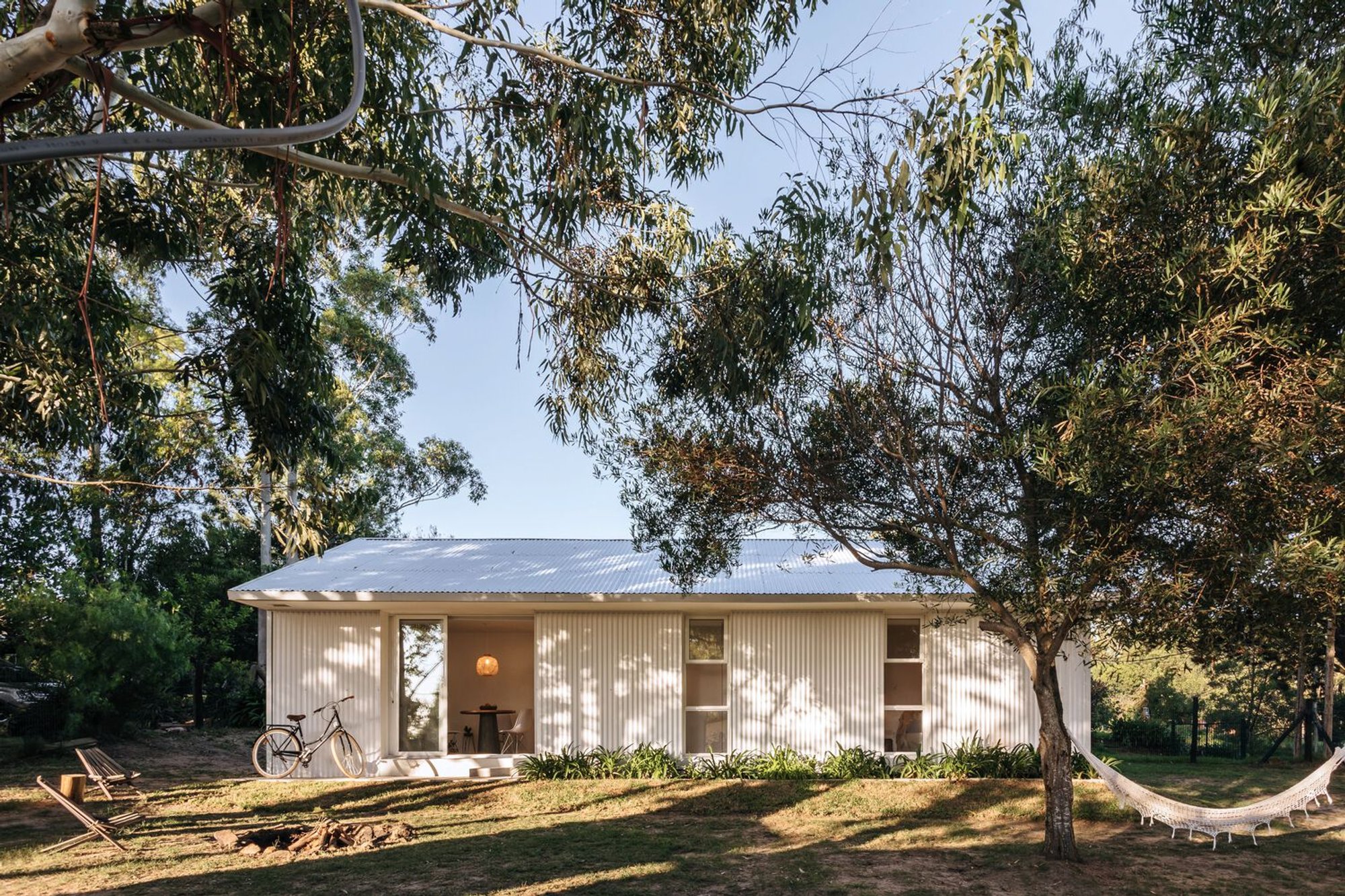 Playa Hermosa Refuge by Bercetche Estudio: A Minimalist Summer Retreat in Uruguay's Forest Landscape