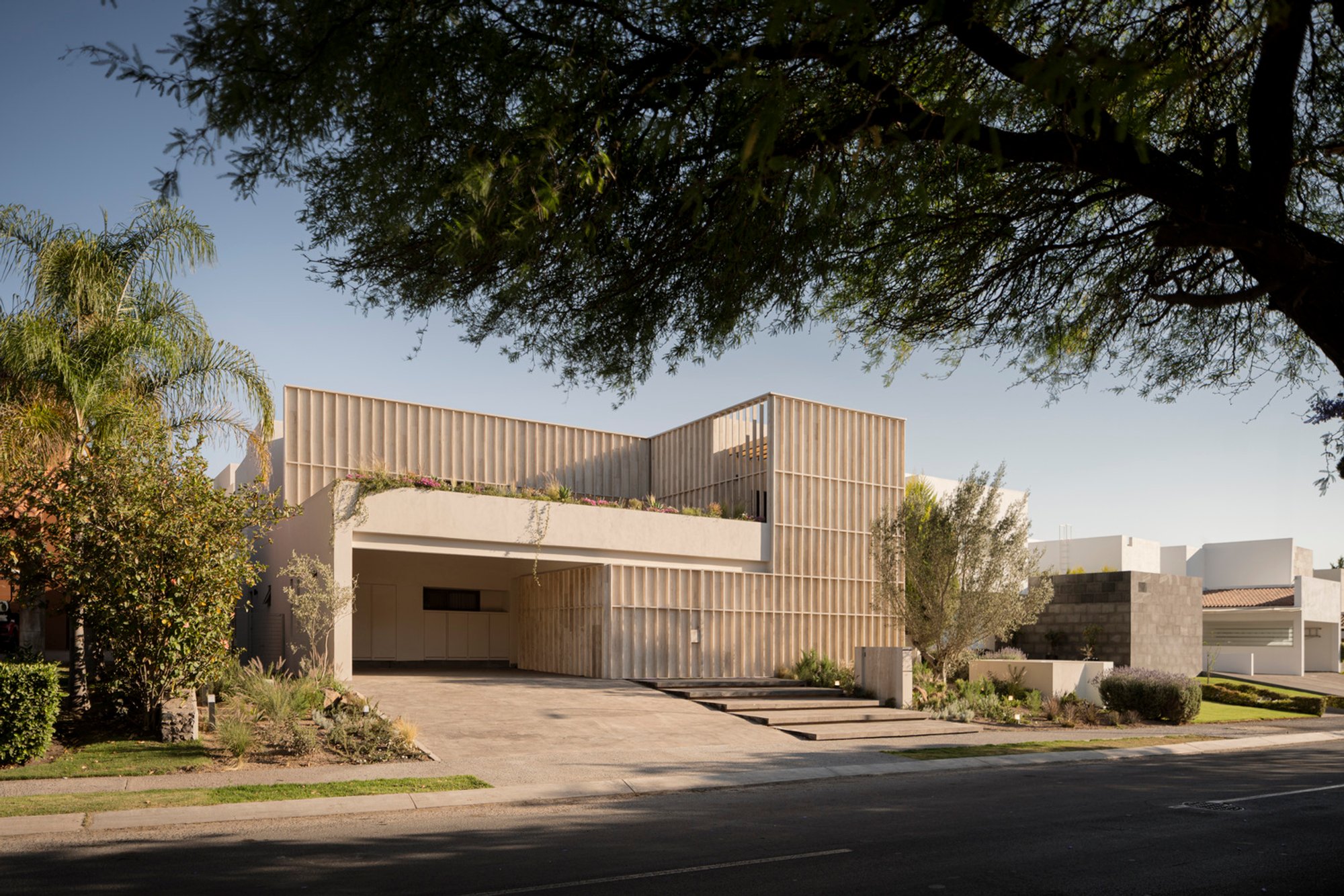 Ataraxia House by MEM Arquitectos: A Modern Tranquil House Design Rooted in Serenity