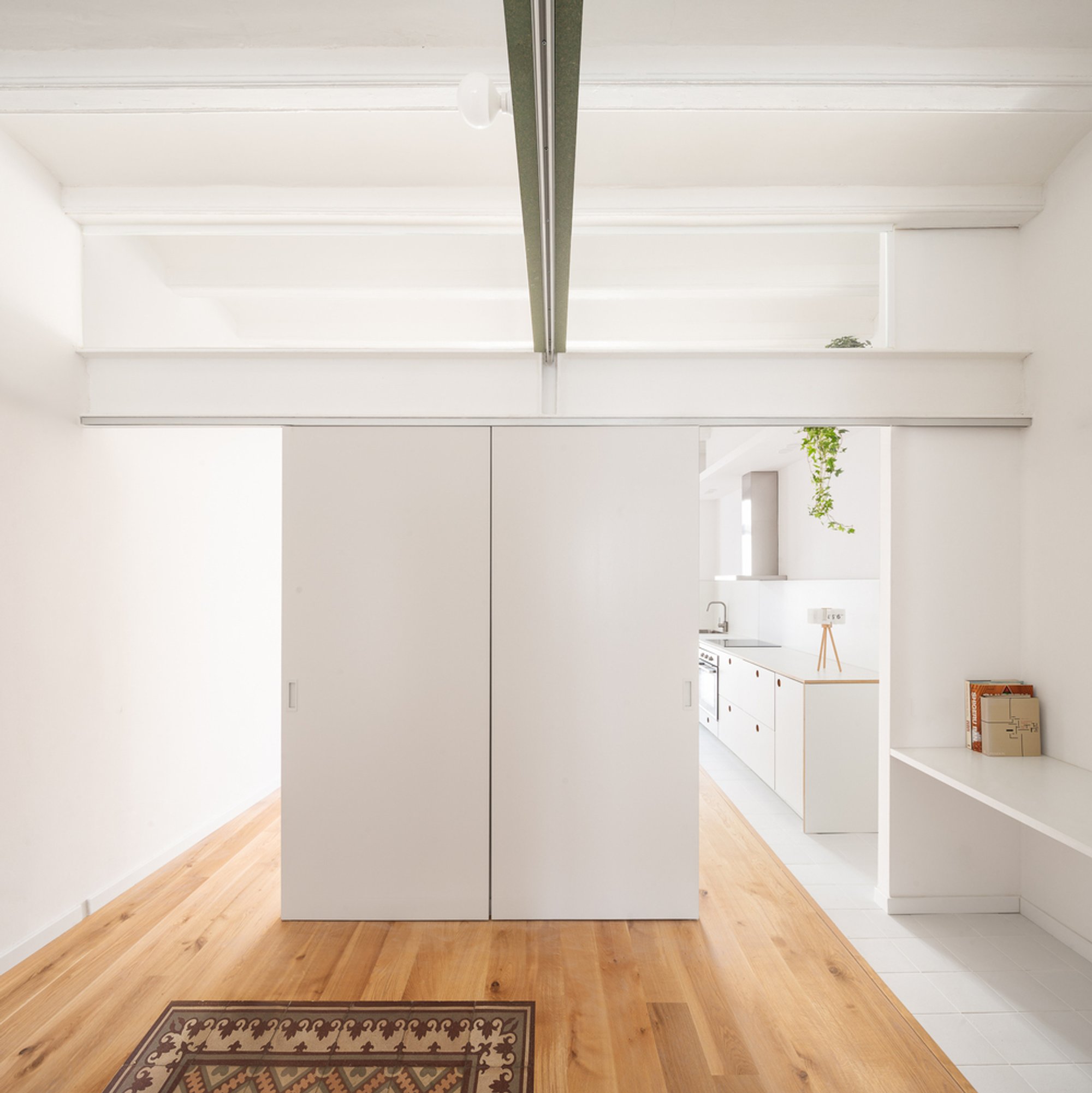 Apartment Renovation in Sants by midori arquitectura: A Contemporary Transformation in Historic Barcelona