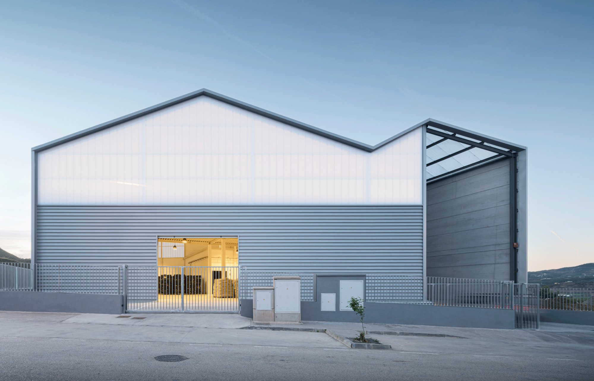 Fruits and Vegetables Center Raspa y Amagado by FORarquitectura: Honoring Agricultural Heritage with Modern Industrial Architecture