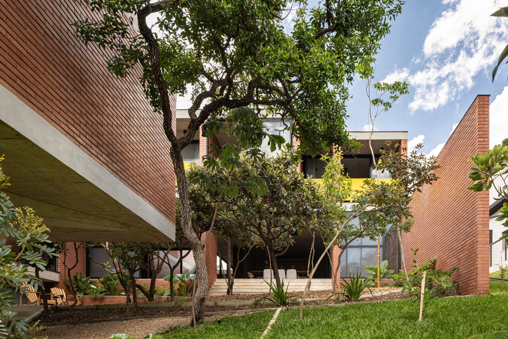 House of the 7 Trees by Hersen Mendes Arquitetura: A Landmark in Biophilic Residential Architecture