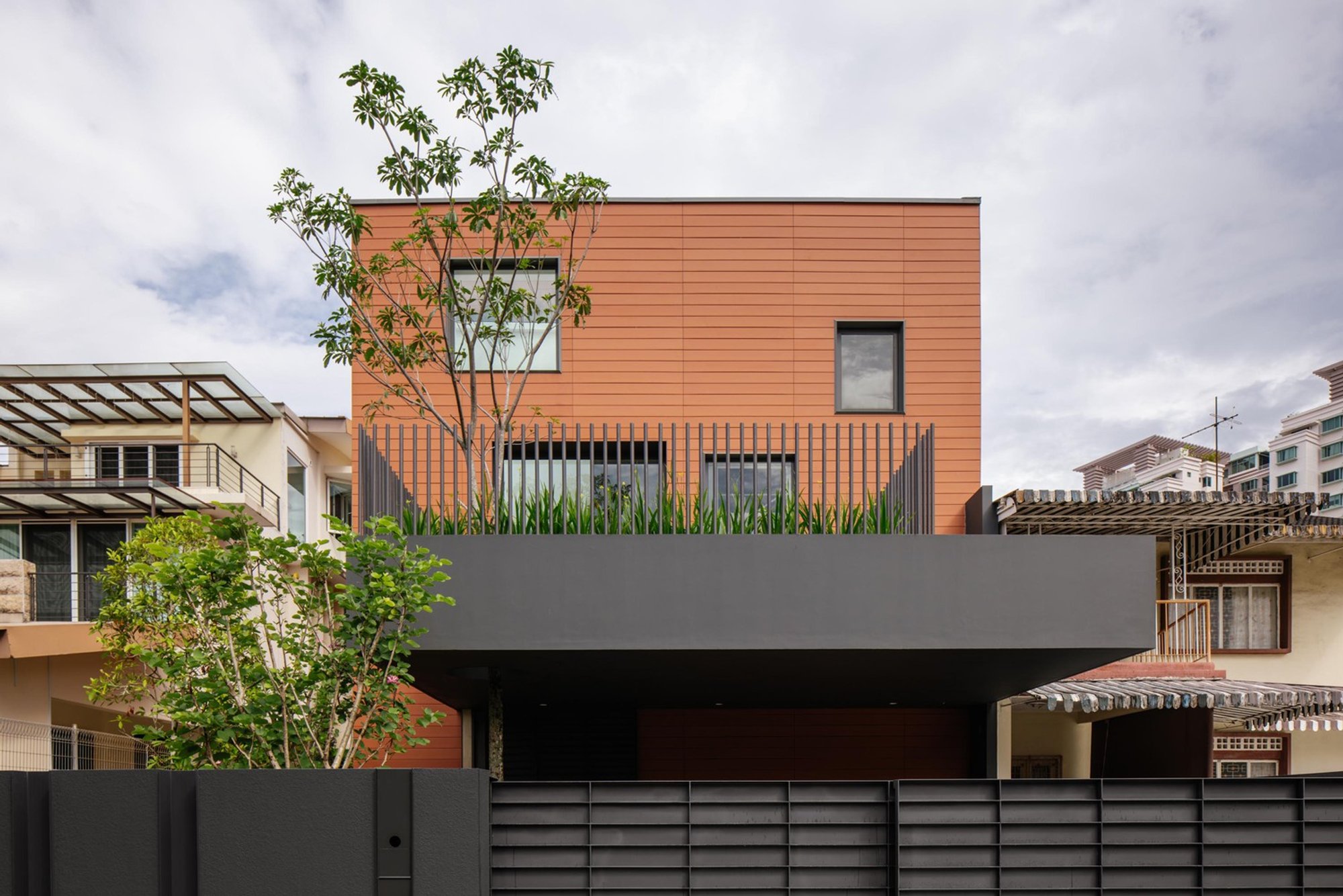 In-Between House by Super Assembly: A Biophilic House Design in Singapore That Blurs Architecture and Landscape