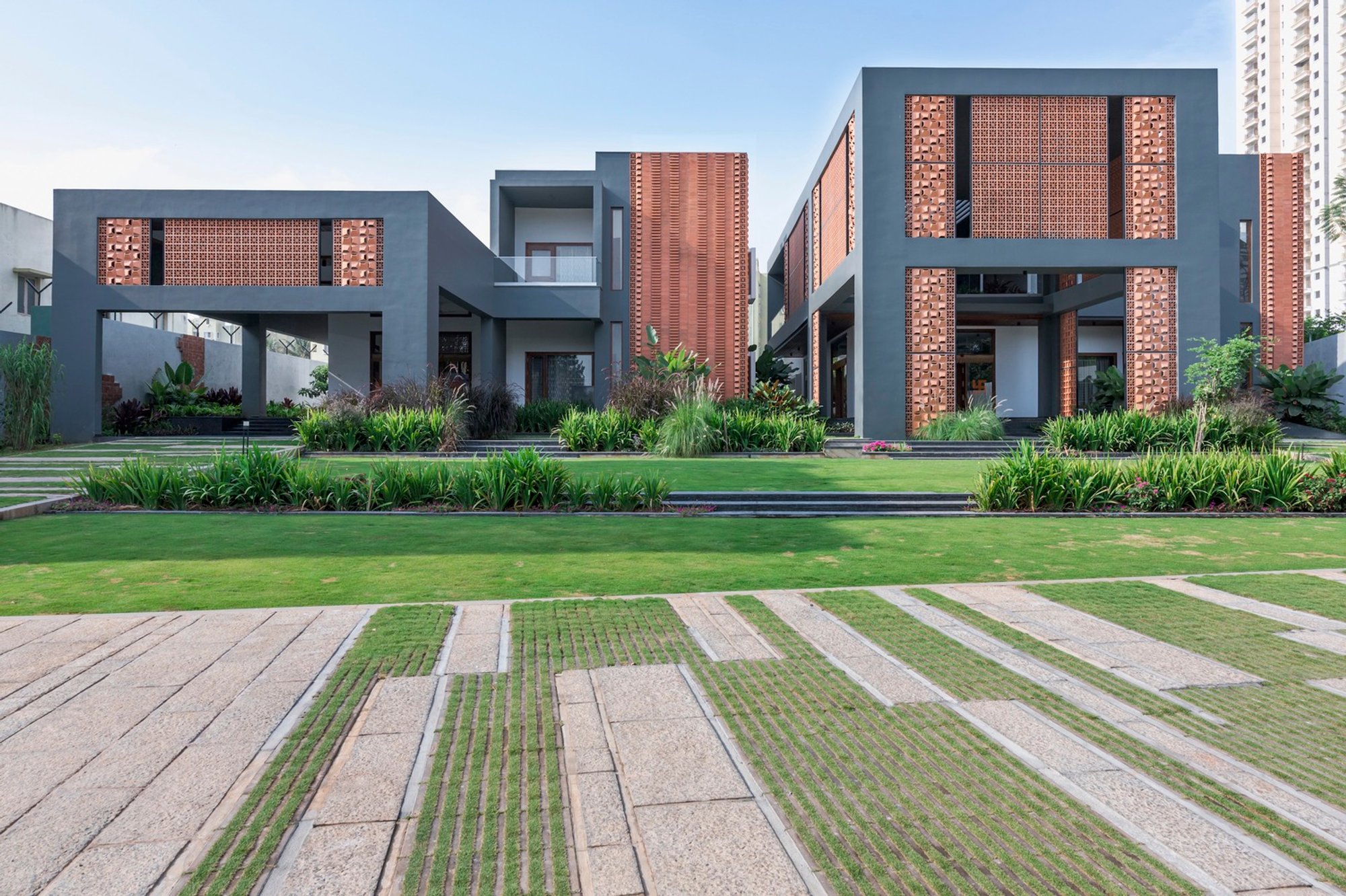 Manjodaya House by Ecumene Habitat Solutions: Harmonizing Modern Architecture with Vernacular Design in Bangalore