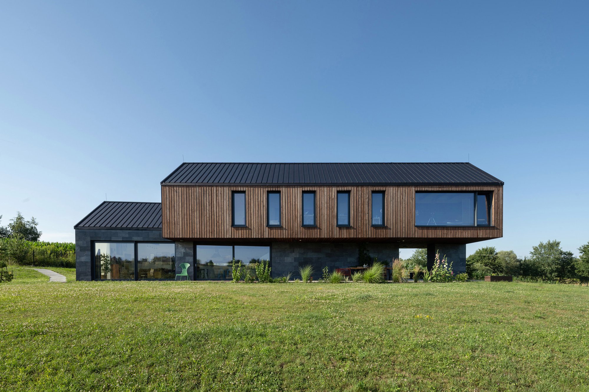 Hillside House by RS+ Robert Skitek: A Contemporary Barn-Inspired Home in the Rolling Landscape of Lesser Poland