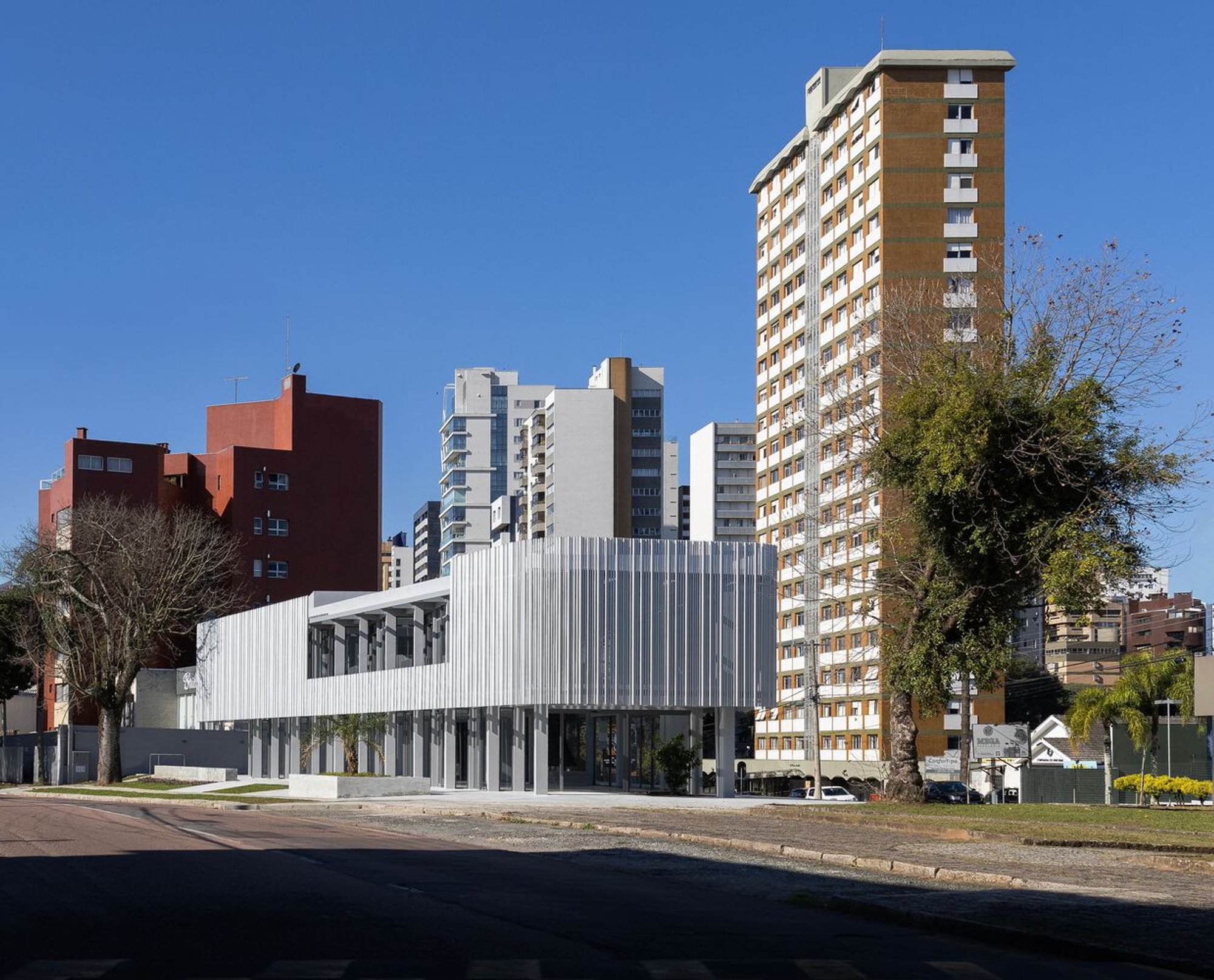 Batel Store by Estúdio 41: A Transparent Urban Retrofit in Curitiba’s Batel District