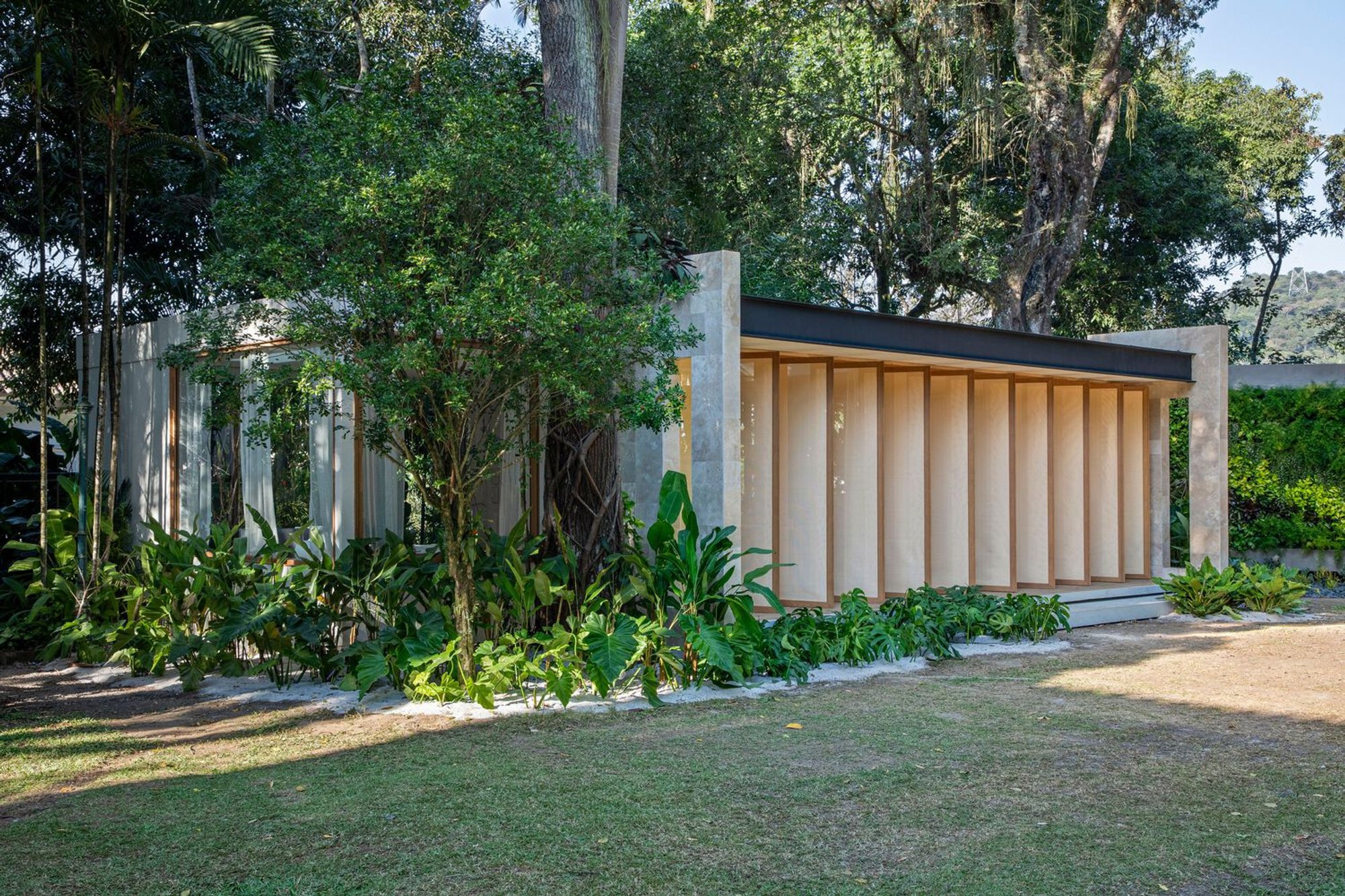 Senses House by UP3 Arquitetura: A Refined Fusion of Nature, Luxury, and Sustainable Design
