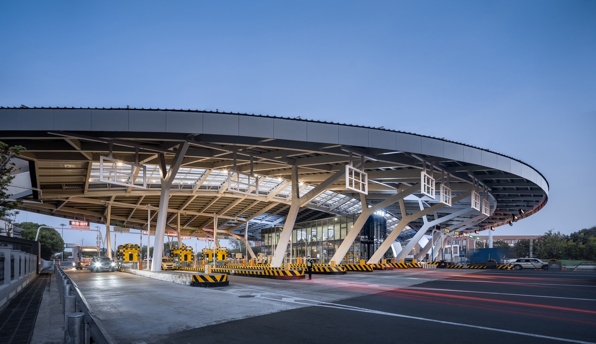 Shaoxing Highway Toll-Gate on the Huhangyong Expressway by Atelier RenTian: A Modern Gateway Reflecting Cultural Heritage