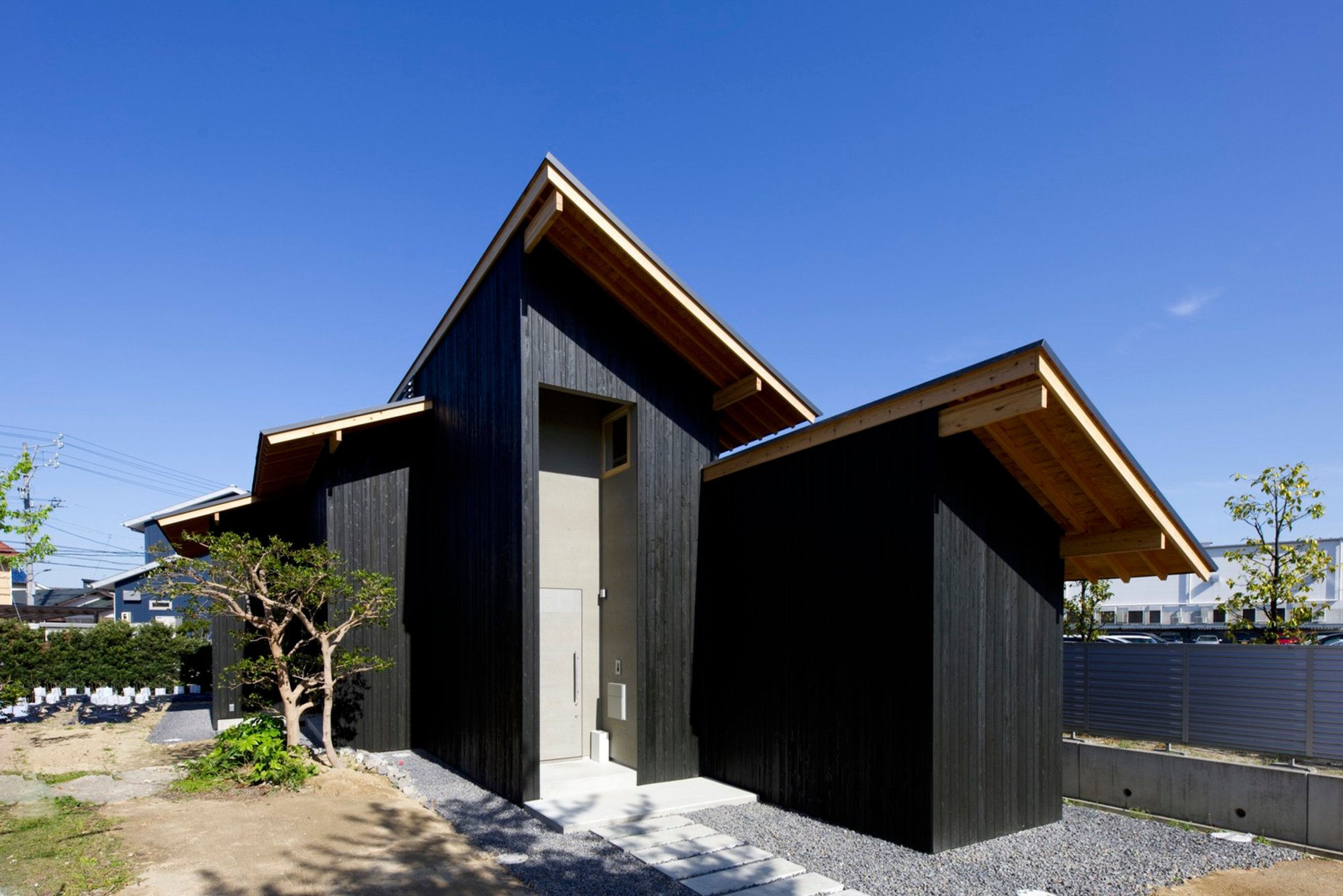 House in Hantsuki by Katsutoshi Sasaki + Associates: A Harmonious Blend of Privacy, Nature, and Light