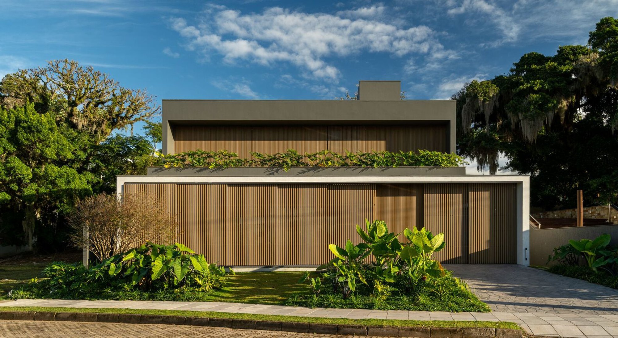 Lagoon House by Studio Bloco Arquitetura: A Modern Nature-Integrated Weekend Retreat in Brazil